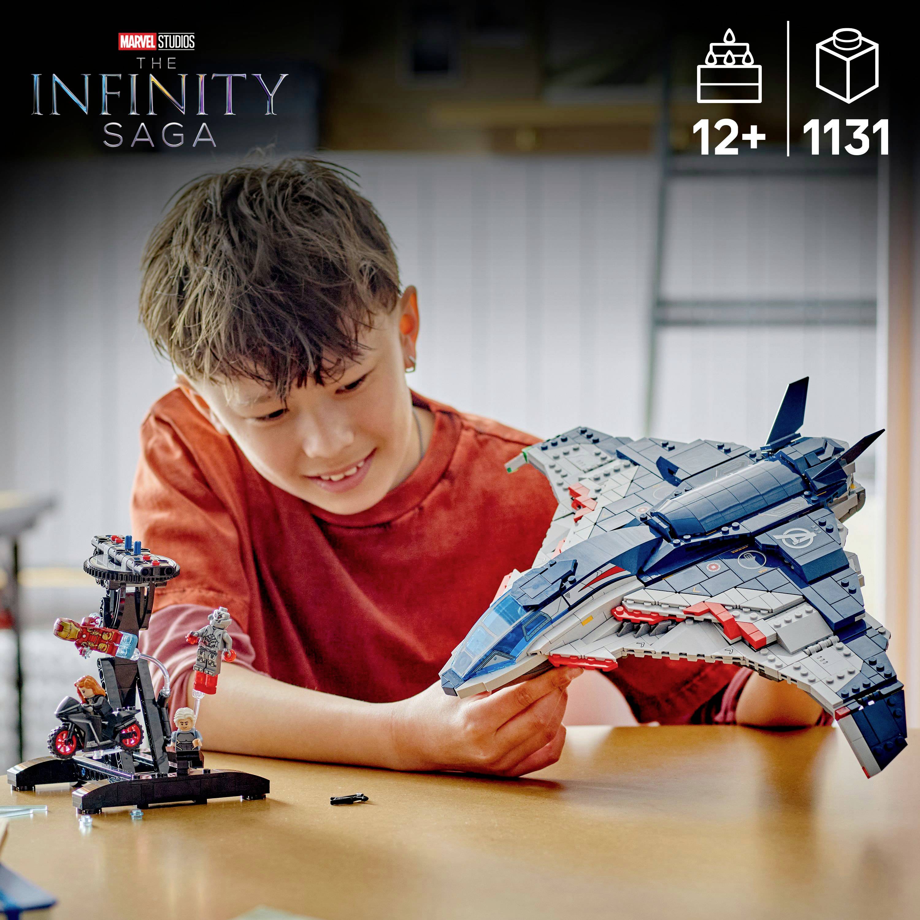 Dítě si hraje s dvěma hračkami vesmírných lodí s motivem Marvel, jedna velká a modrá, druhá menší a černá. Text uvádí 'Infinity Saga, 12+, 1131'.
