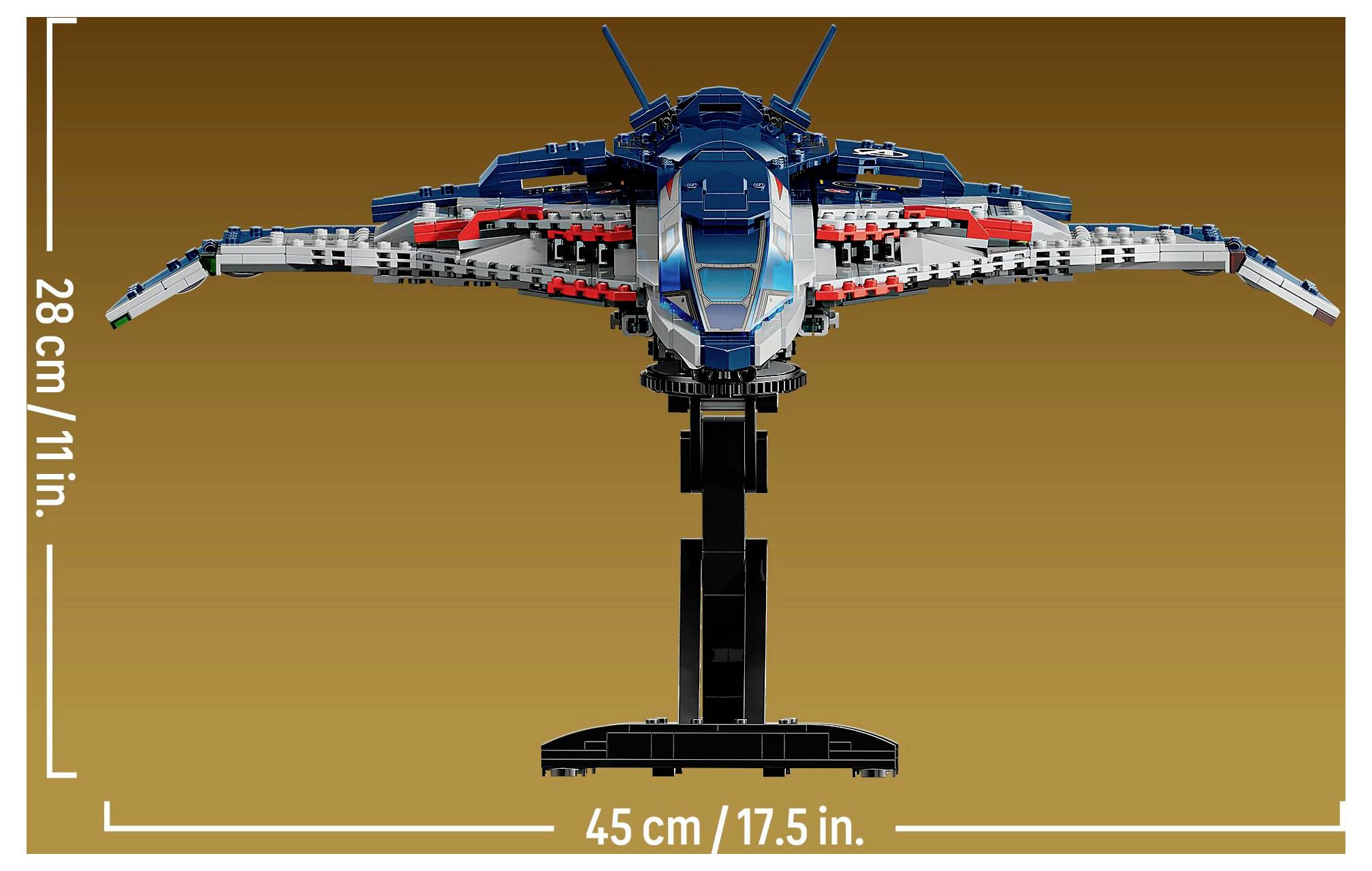 Lego model vesmírné lodi s rozloženými křídly na podstavci. Rozměry: 28 cm (11 palců) na výšku, 45 cm (17,5 palce) na šířku.