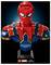 Busta Iron Spider-Mana z LEGO, zobrazující superhrdinu v červené, modré a zlaté zbroji. Vyznačuje se výraznými designovými detaily pavoučího motivu.
