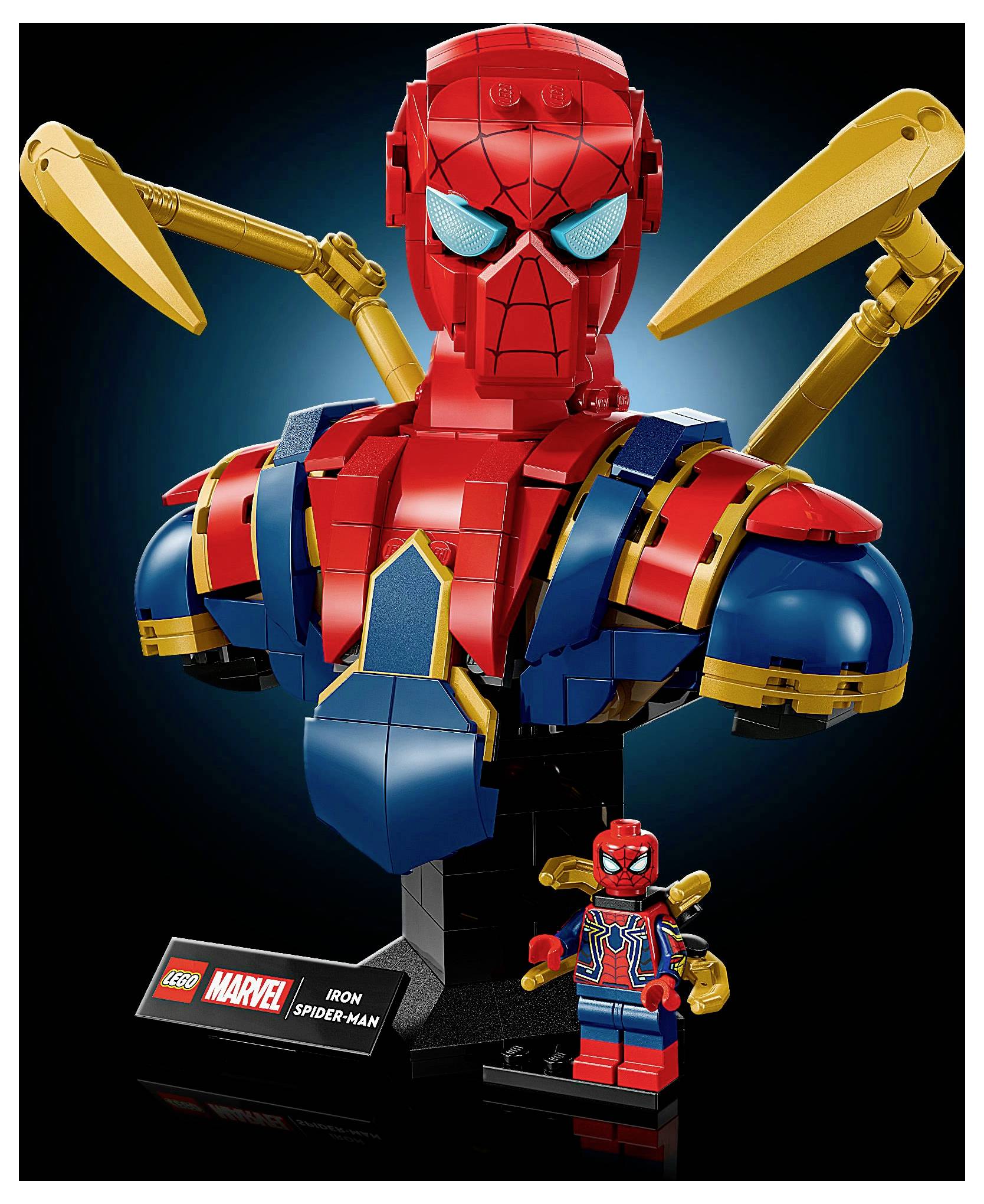 Busta LEGO Iron Spider-Mana s červeno-modrým brněním, zlatýma mechanickýma rukama, svítícíma očima a miniaturní figurkou na podstavci.