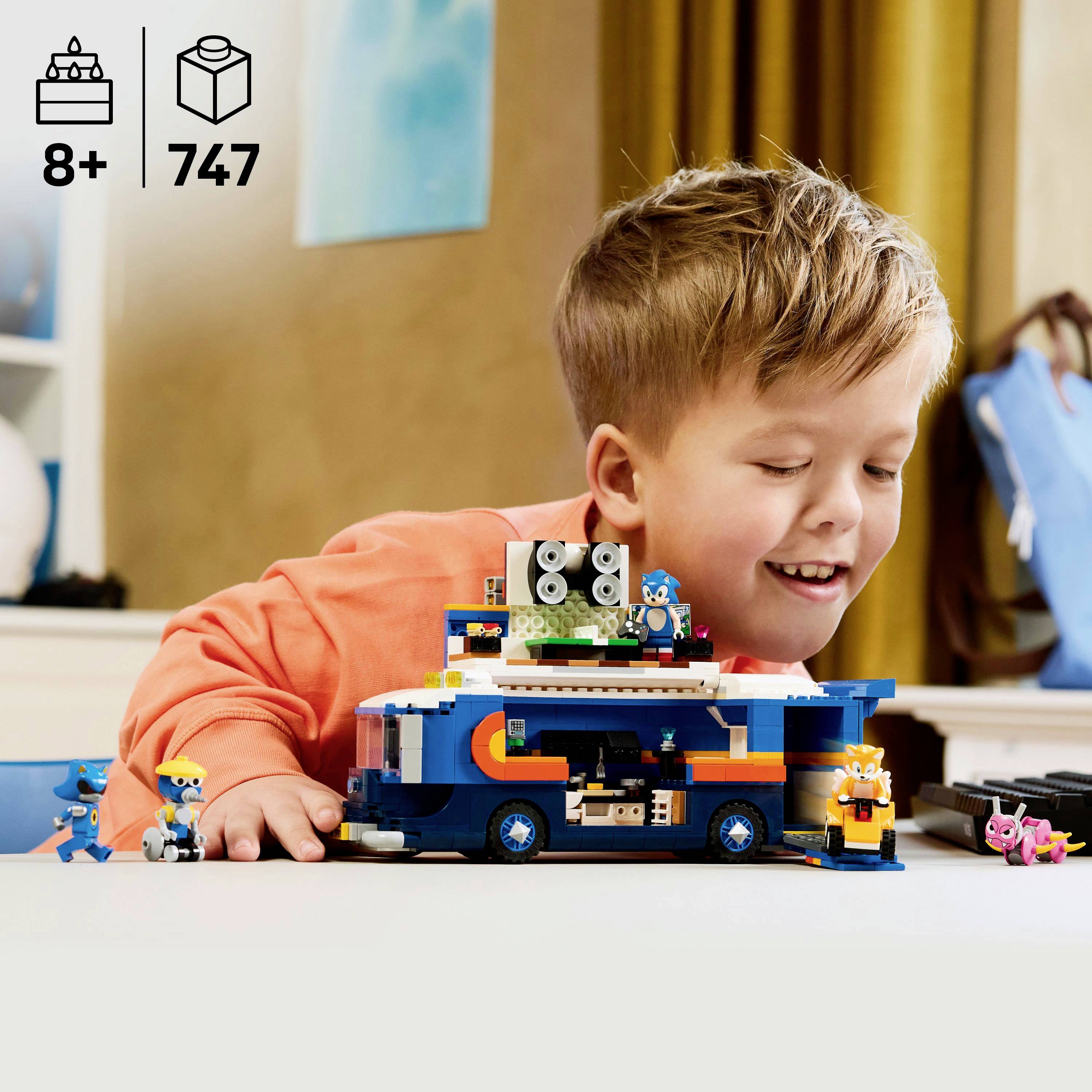 Dítě si s radostí hraje s barevnou sadou Lego, která obsahuje různé stavby a figurky, což zdůrazňuje kreativitu a zábavu.
