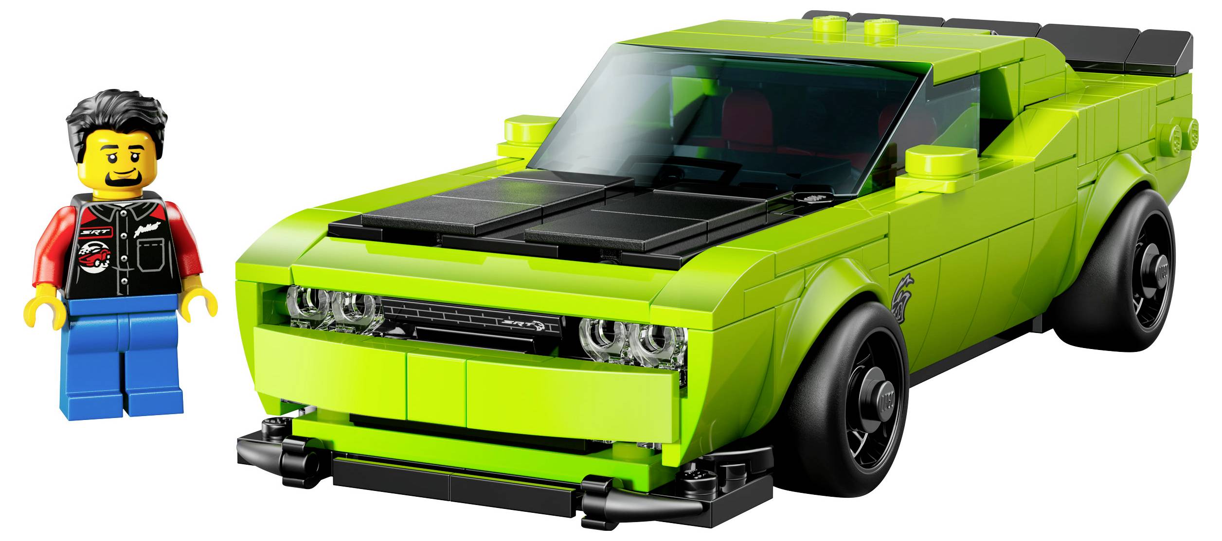 Zelený model auta z LEGA s detailním designovým zpracováním, umístěný vedle LEGO figurky oblečené v modrých kalhotách a černé vestě přes červenou košili.