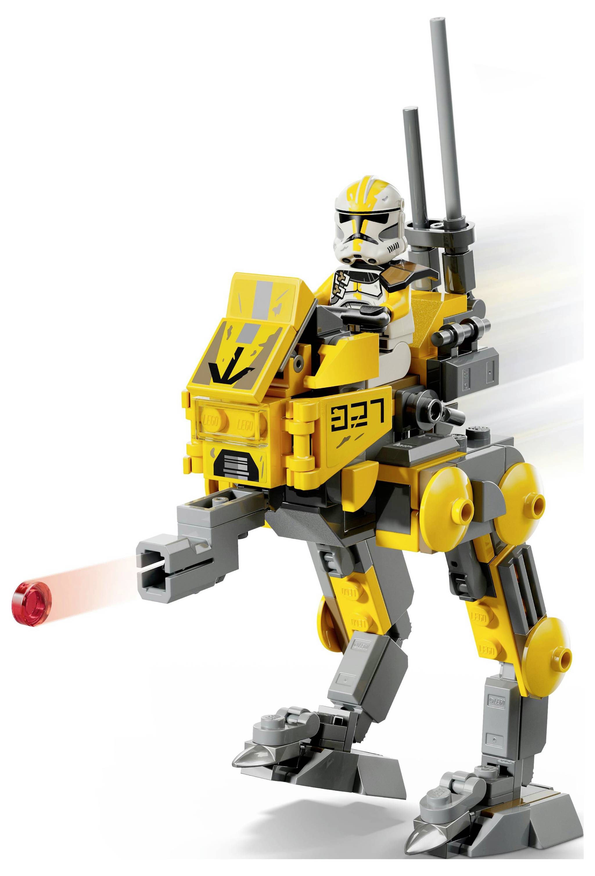 Žlutý a šedý robot s kokpitem, řízený postavou v helmě, vysílá laserový paprsek, zatímco stojí na mechanických nohách.