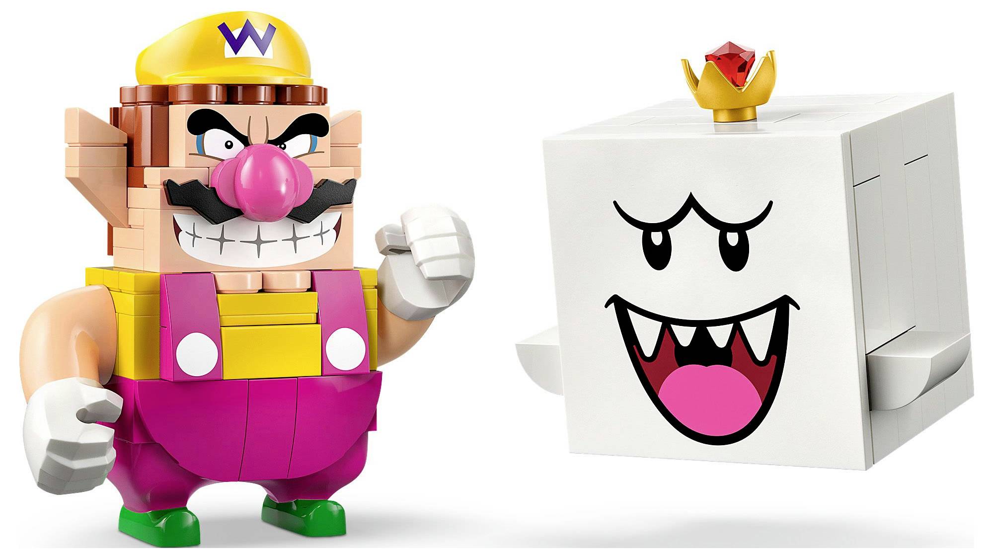 Figurka LEGO postavy s knírem, žlutou čepicí a růžovými montérkami, vedle bílé průsvitné kostky s korunou a animovaným obličejem.
