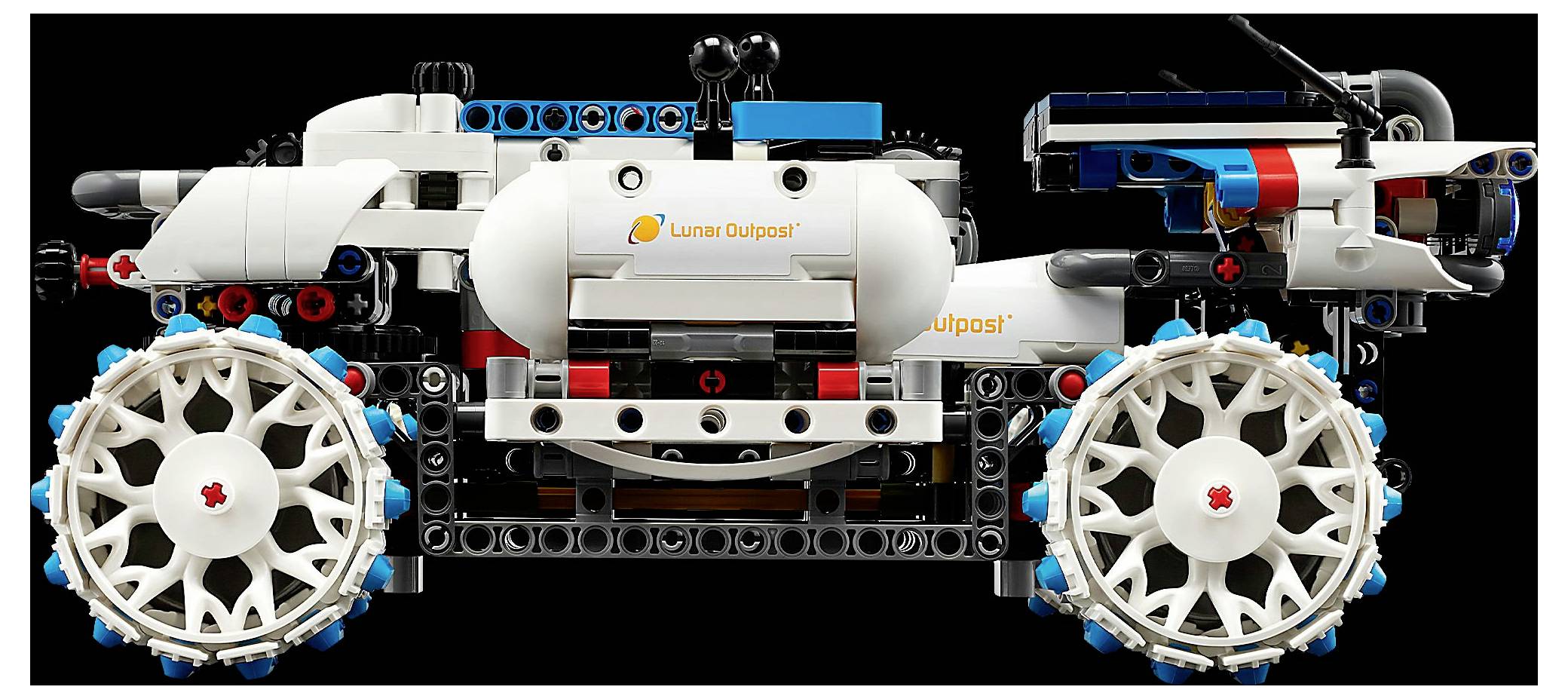 Vozidlo značky 'Lunar Outpost' s LEGOvskou robotickou stavbou, vybavené velkými bílými koly, napodobující lunární rover a disponující složitou soustavou komponentů.