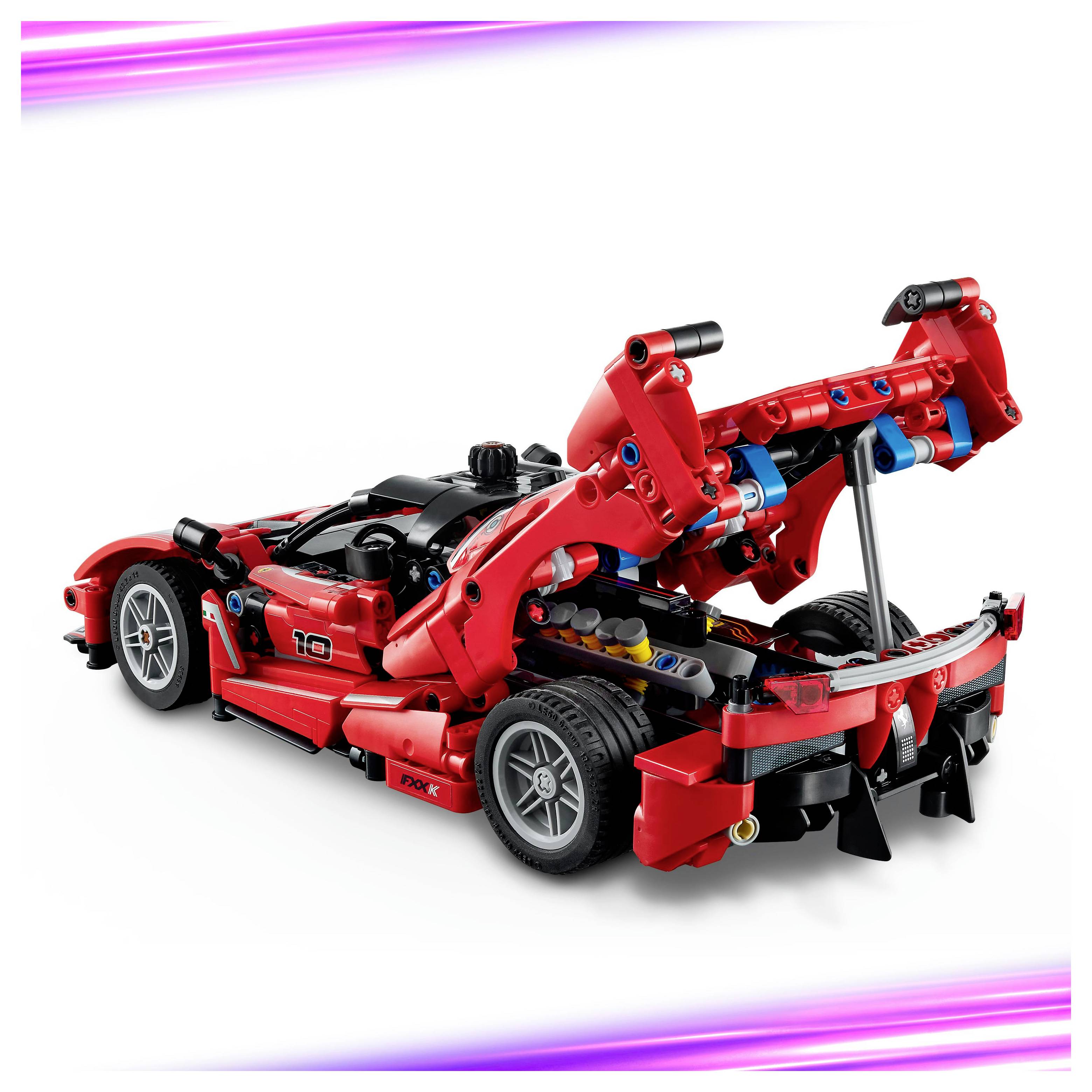 Model hračky červeného sportovního vozu s viditelným zadním křídlem a detailními mechanickými komponenty, zachycený ze zadního úhlu na bílém pozadí.