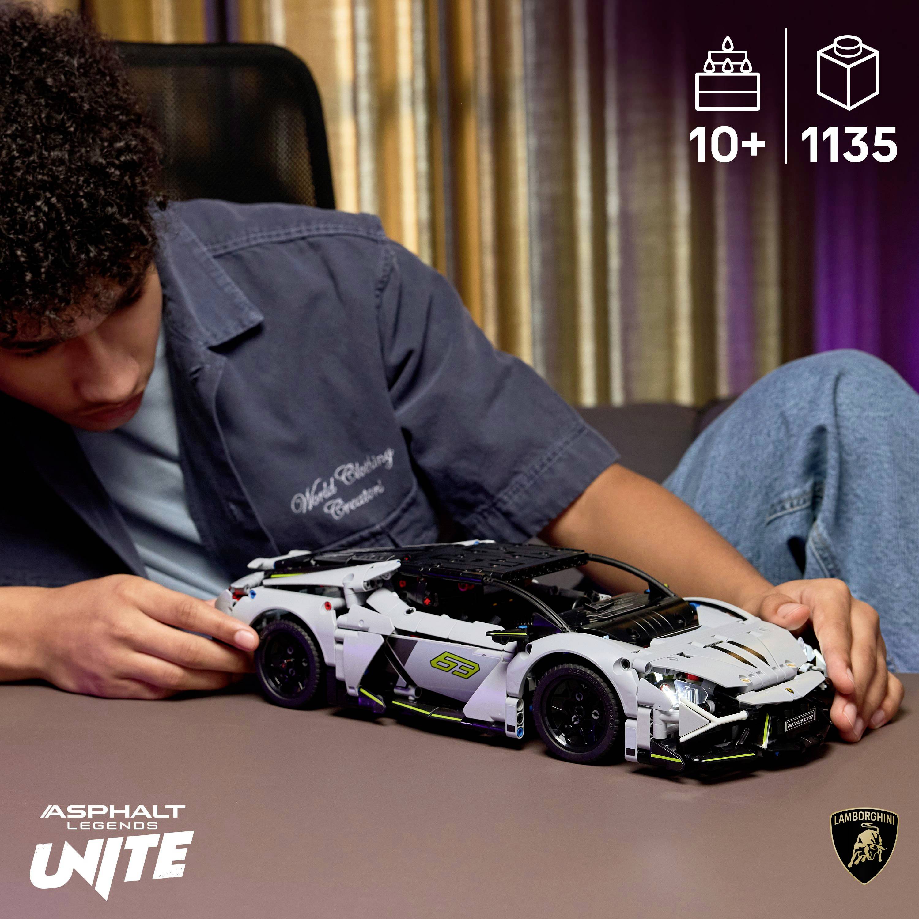 Osoba sestavuje detailní Lego model Lamborghini. Text uvádí 'Asphalt Legends', 'Unite', věk '10+' a číslo sady '1135'.