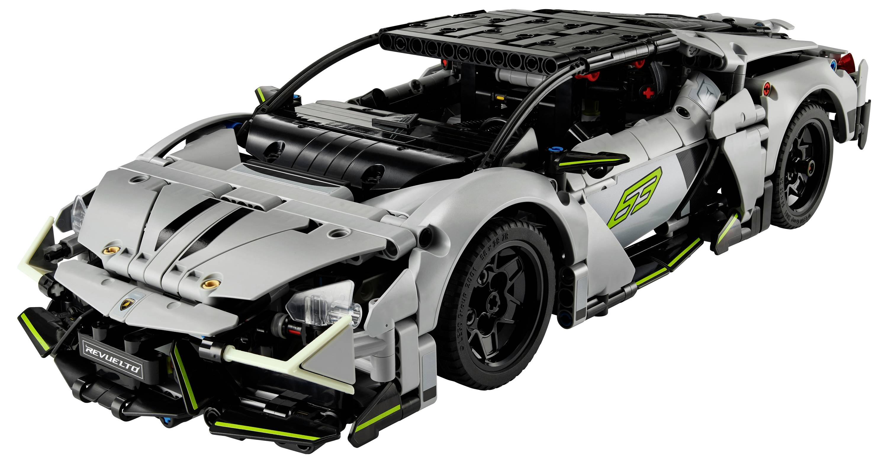 Detailní LEGO model sportovního vozu s elegantním designem, vyznačující se šedým karosérií, aerodynamickými liniemi a černými a zelenými akcenty.
