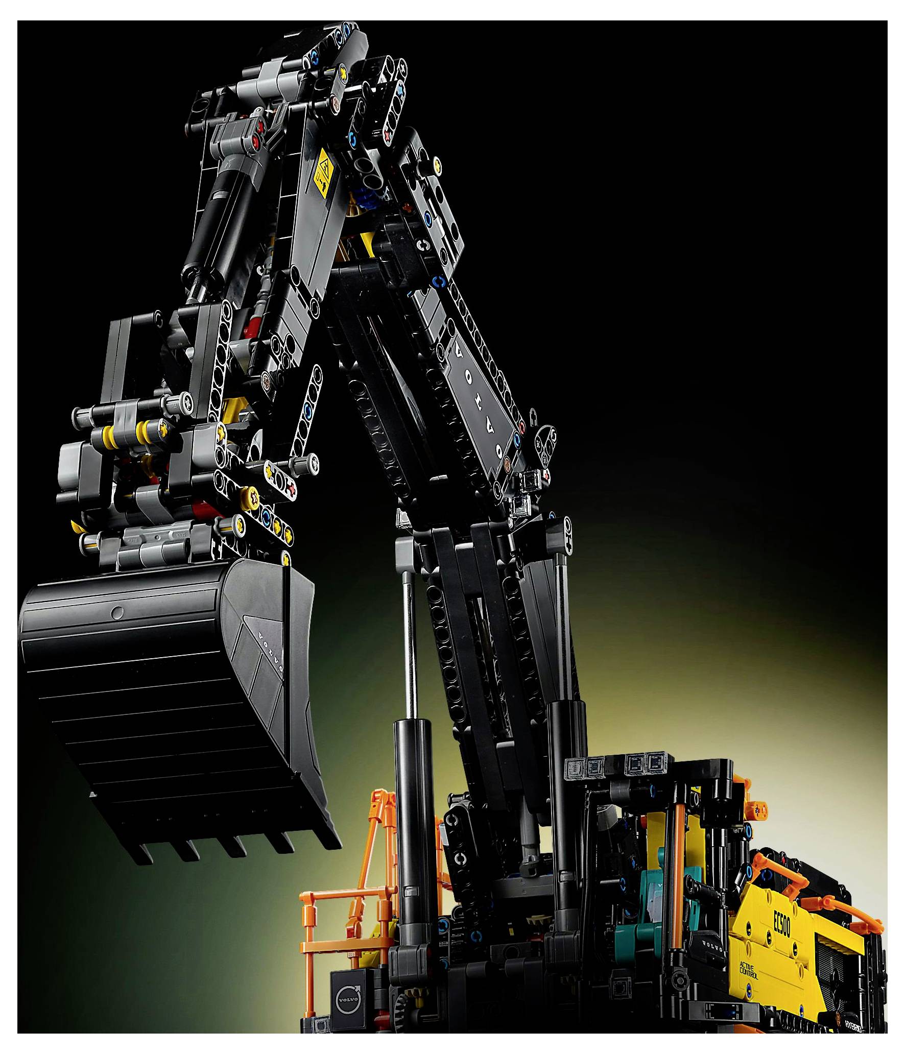 Detailní model ramene stavebního rypadla s černou lžící a složitými mechanickými komponenty na tmavém pozadí.