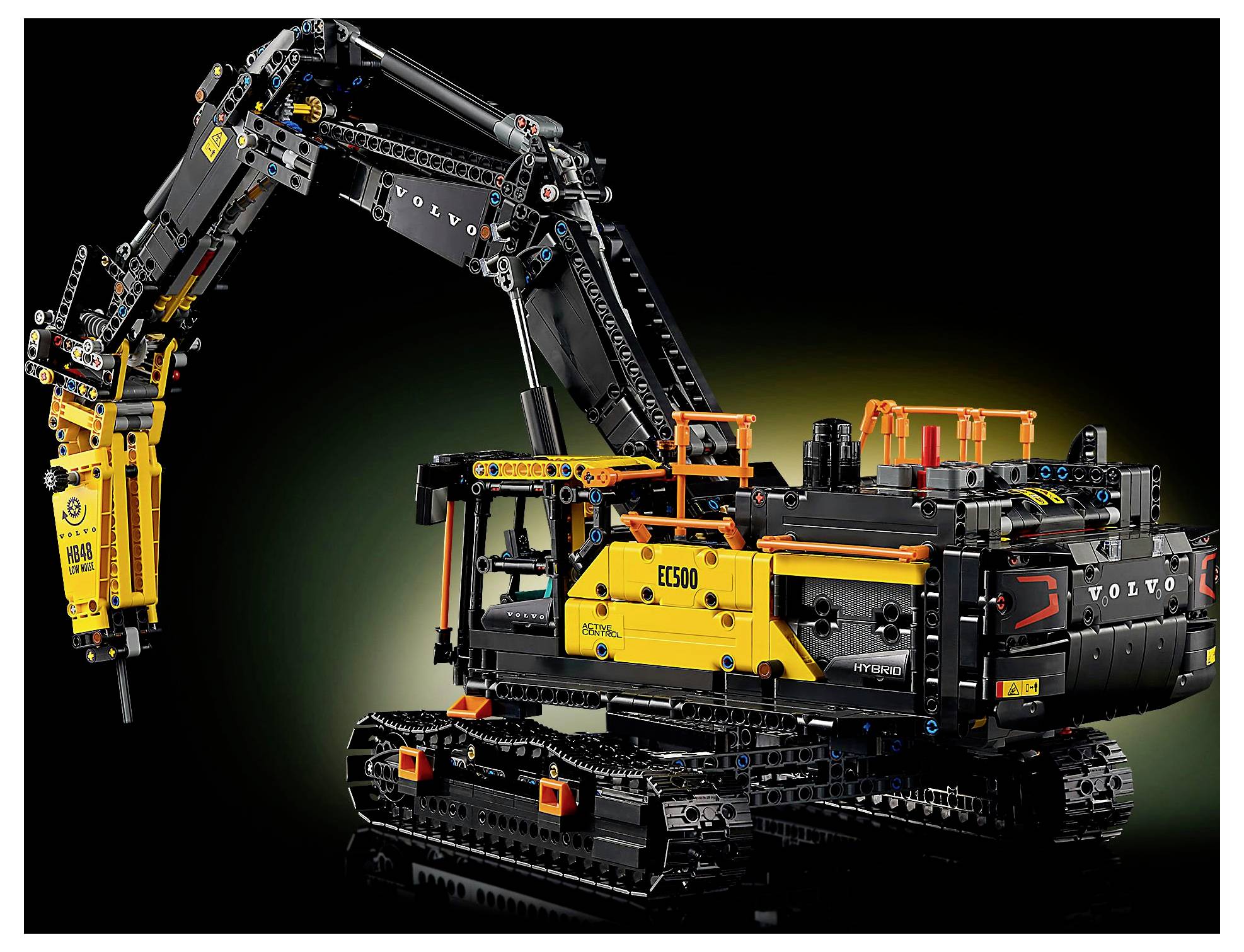 Detailní model rypadla Volvo z kostek LEGO Technic na tmavém pozadí, se složitou pohyblivou konstrukcí a precizními konstrukčními detaily.