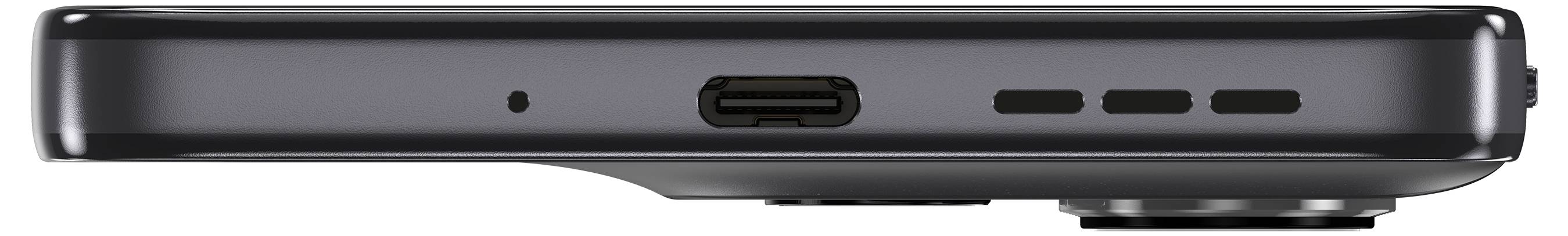 Detailní bočný pohled na štíhlé, černé elektronické zařízení s centrálním portem USB-C obklíčeným mikroskopickými otvory, pravděpodobně pro reproduktory.