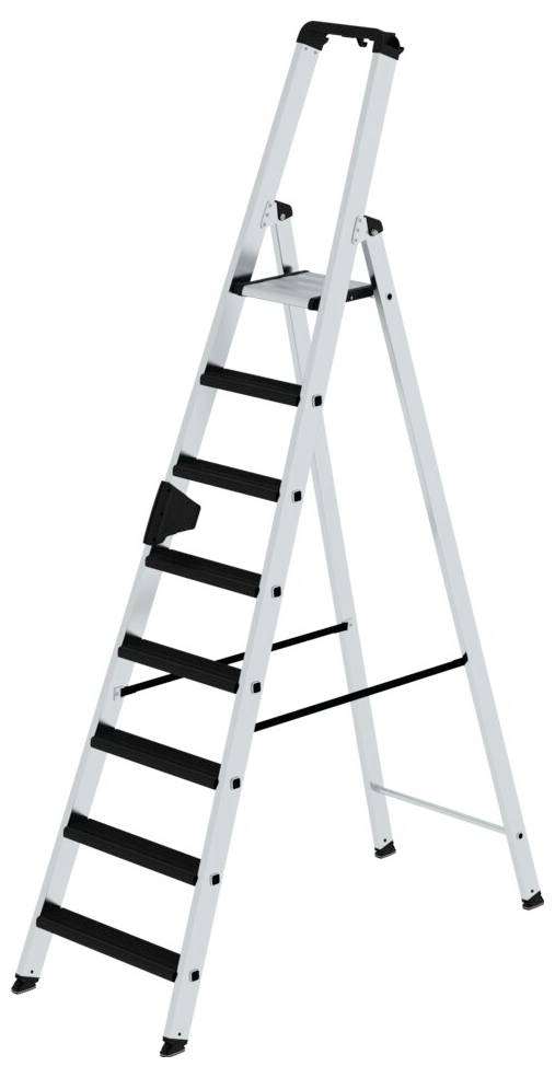 Bílý skládací žebřík z kovu s černými stupni, vhodný pro použití uvnitř i venku. Má sedm stupňů a protiskluzové patky.