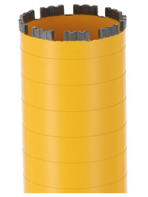 Oranžový vrtací nástroj se zuby po obvodu, pravděpodobně určený pro tvrdé materiály.