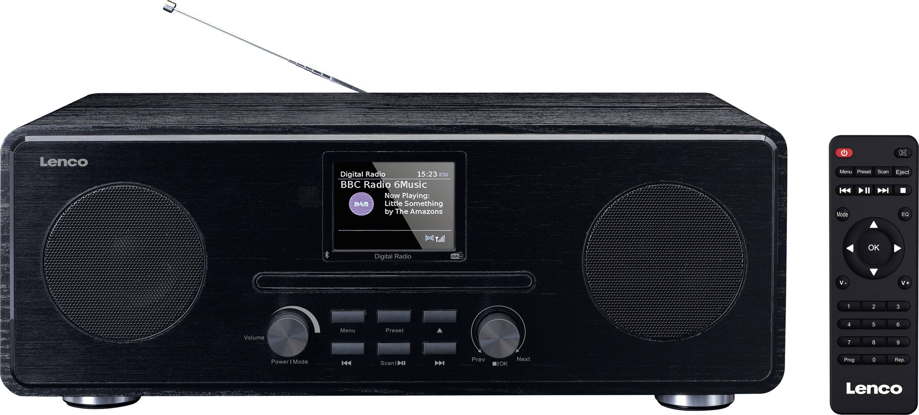 Černé digitální rádio se dvěma reproduktory a displejem zobrazuje 'BBC Radio 6 Music'. Vedle něj leží dálkový ovladač.