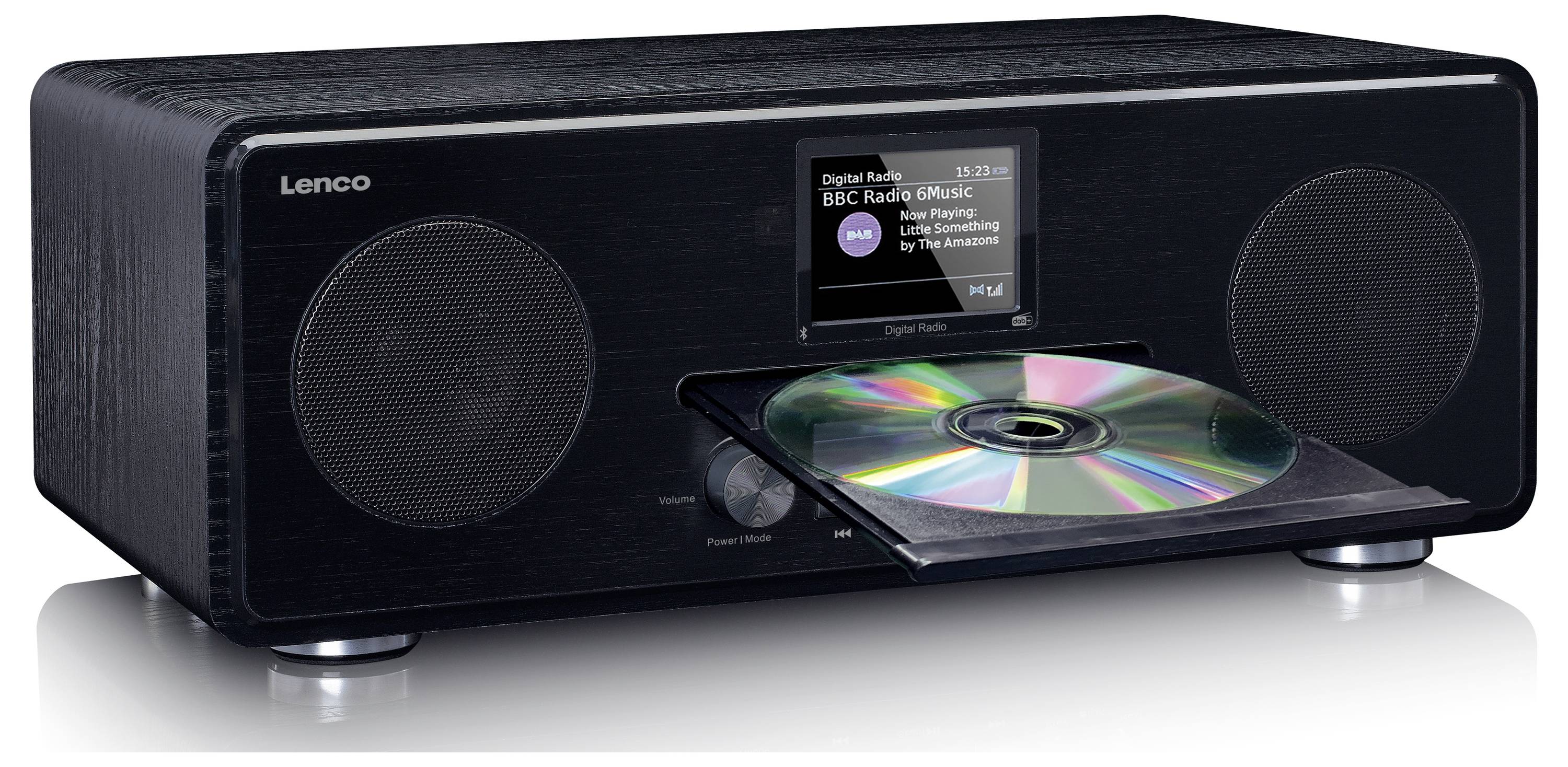 Černé stolní rádio s CD přehrávačem, otevřenou CD mechanikou a vestavěným displejem. Na obrazovce je zobrazen rozhlasový kanál.