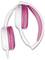 Bílé sluchátka s růžovými náušníky a růžovou čelenkou, složené do kompaktní polohy pro uskladnění.
