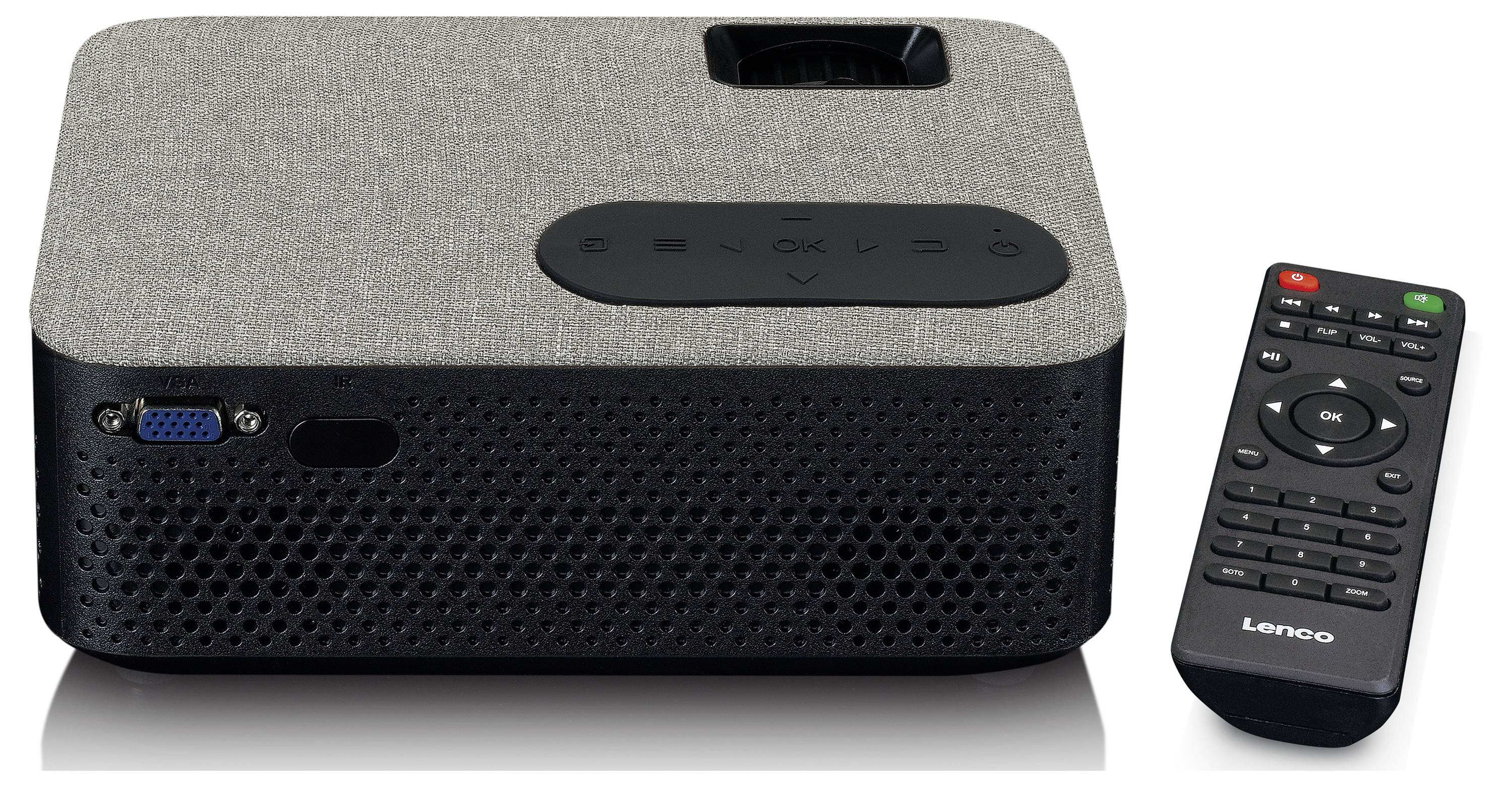 Šedý a černý dataprojektor s textilním povrchem, vlevo VGA port, vpravo černé dálkové ovládání s barevnými tlačítky.