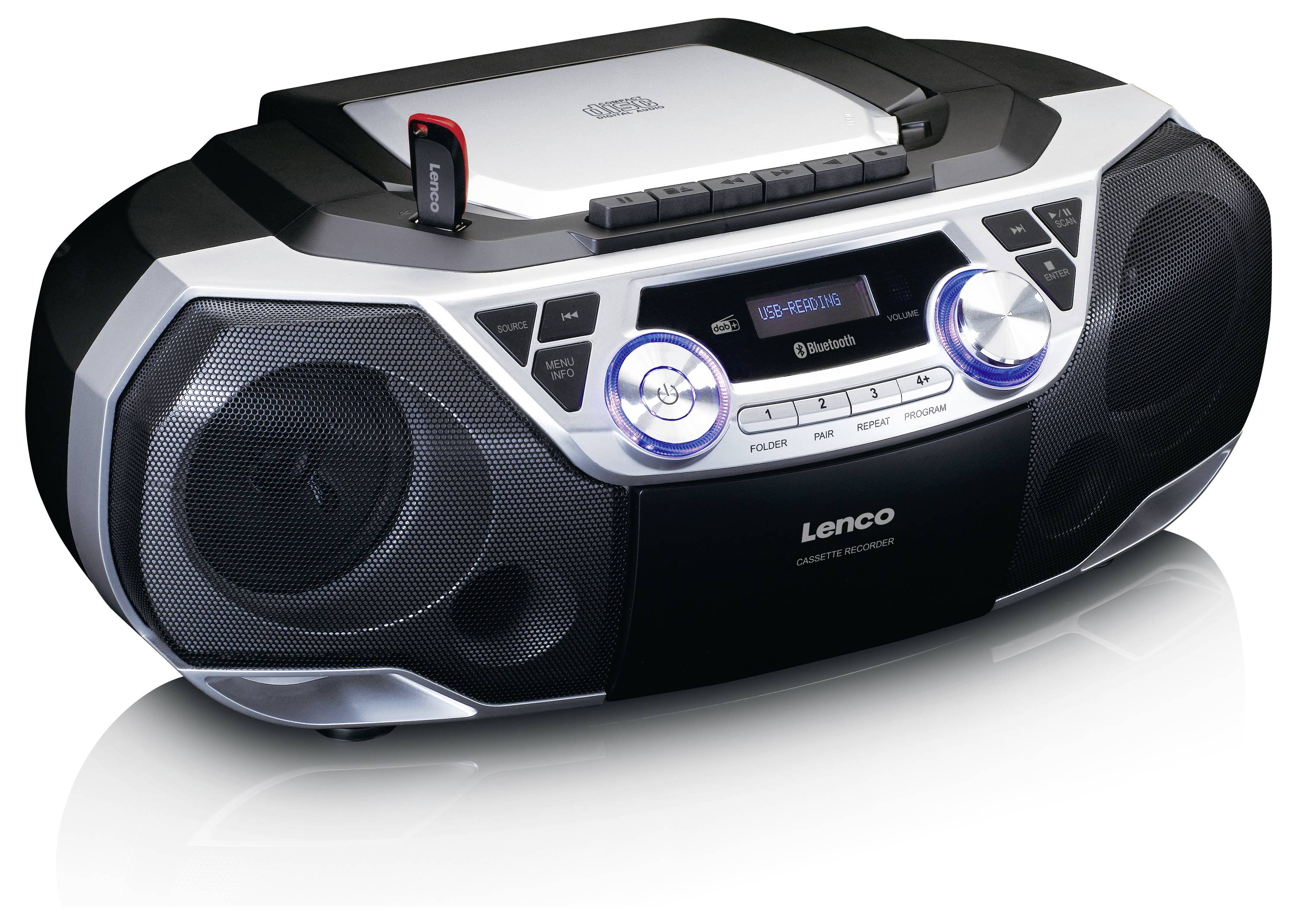 Přenosný CD přehrávač s kazetovou mechanikou a bluetooth, zobrazující zasunnutý USB flash disk a ovládací prvky na přední straně.