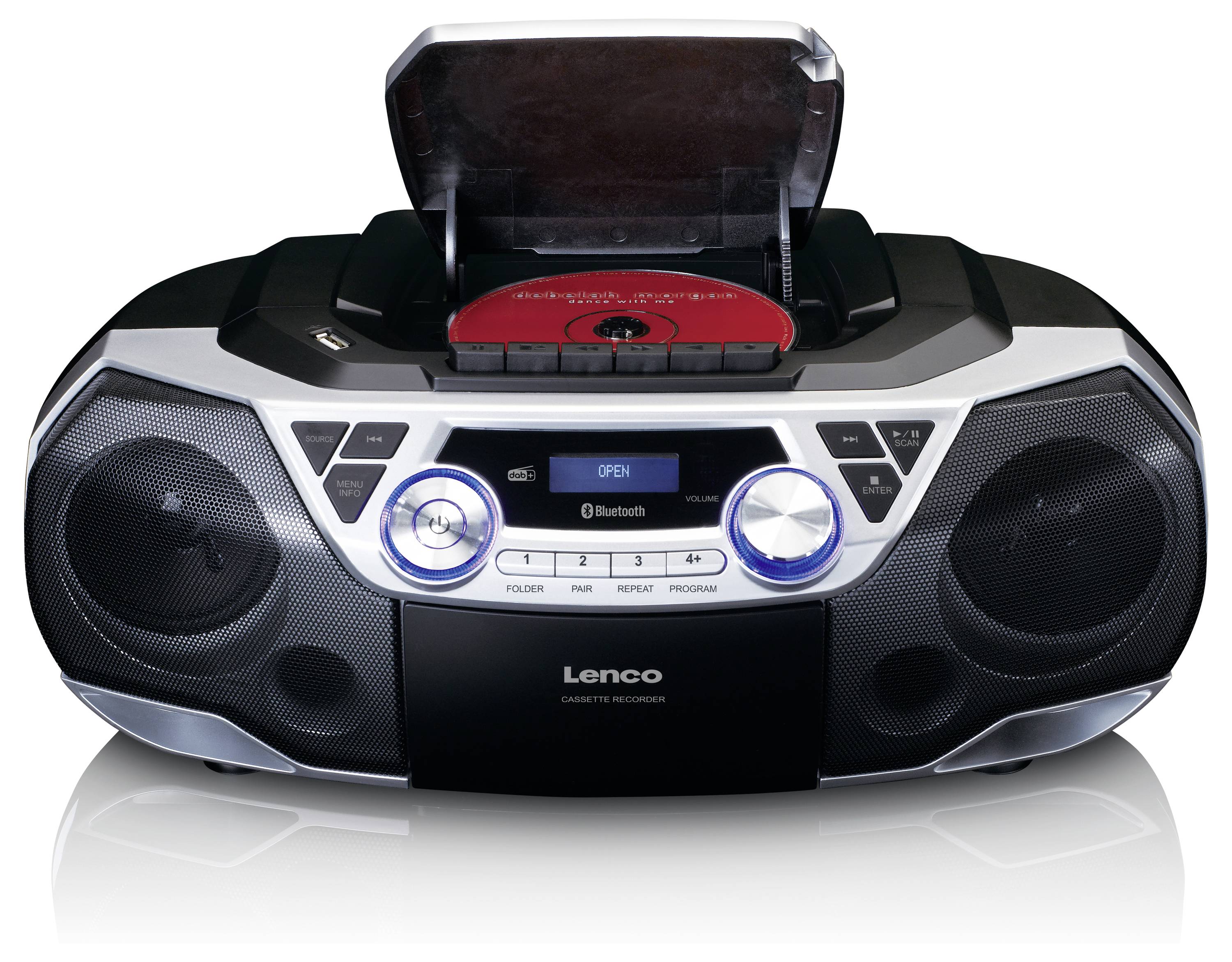 Přenosný rádiomagnetofon s otevřeným CD mechanismem, viditelným CD diskem a funkcí Bluetooth. Pohled zepředu se reproduktory a ovládacími prvky.