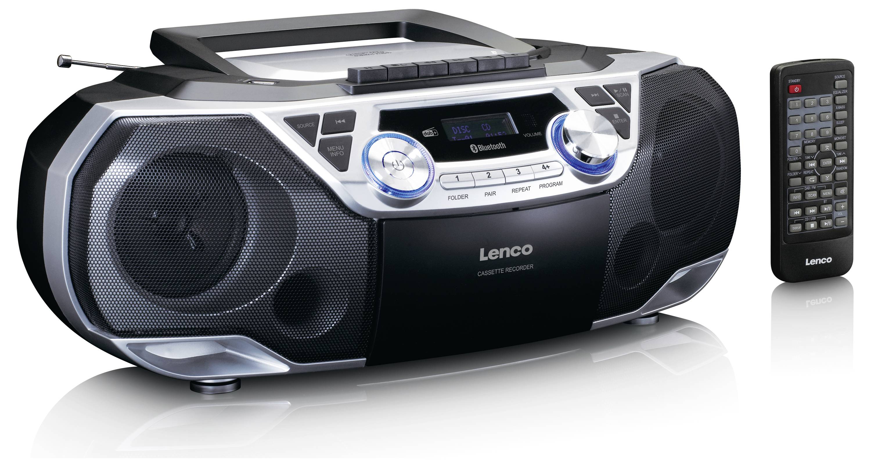 Přenosné rádio s funkcí Bluetooth, reproduktory a modrou obrazovkou. Vedle něj leží dálkový ovladač.