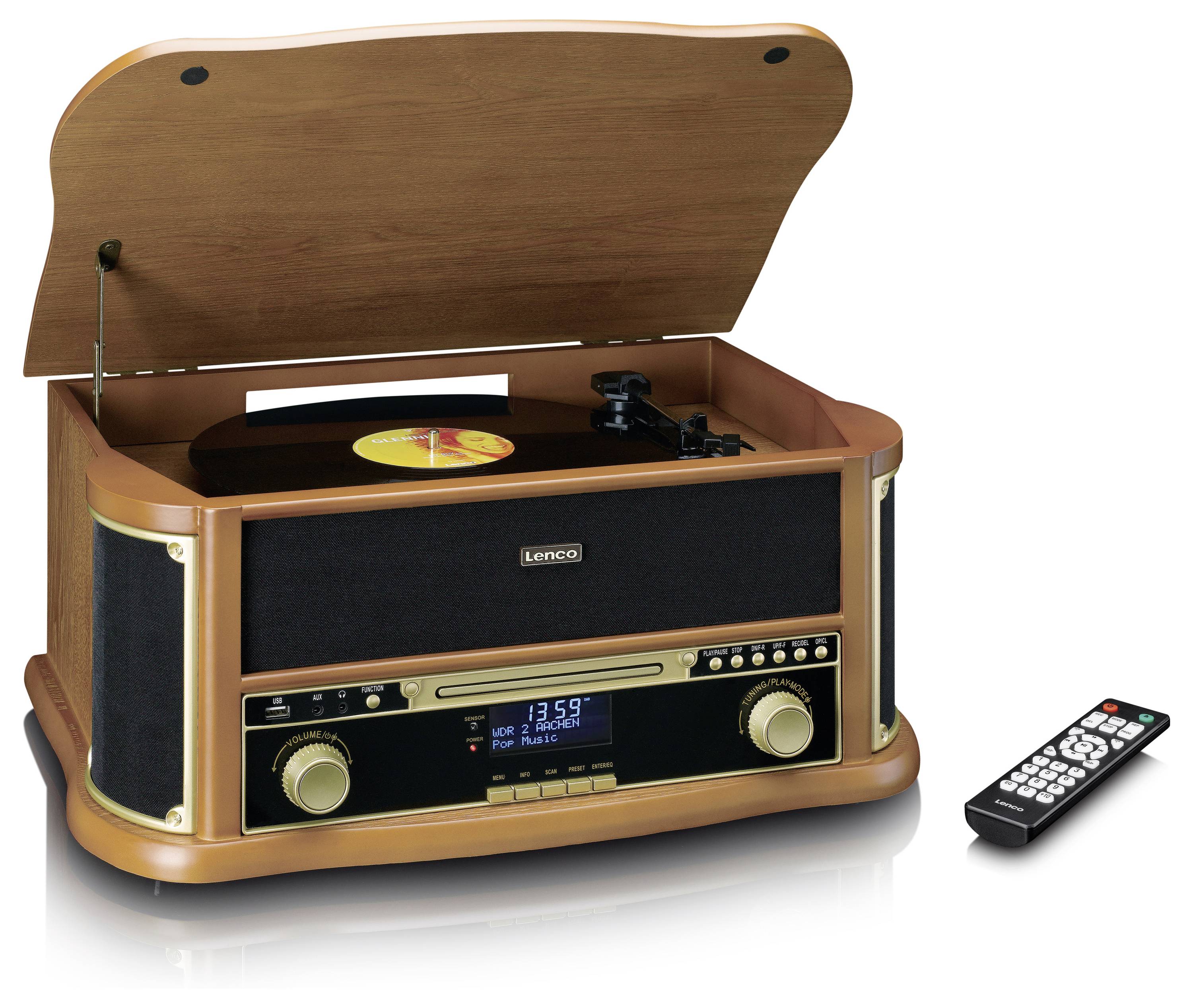 Retro gramofon s otevřeným víkem přehrává vinylovou desku. Vedle něj leží dálkový ovladač. Zařízení má reproduktory a ovládací prvky umístěné vpředu.