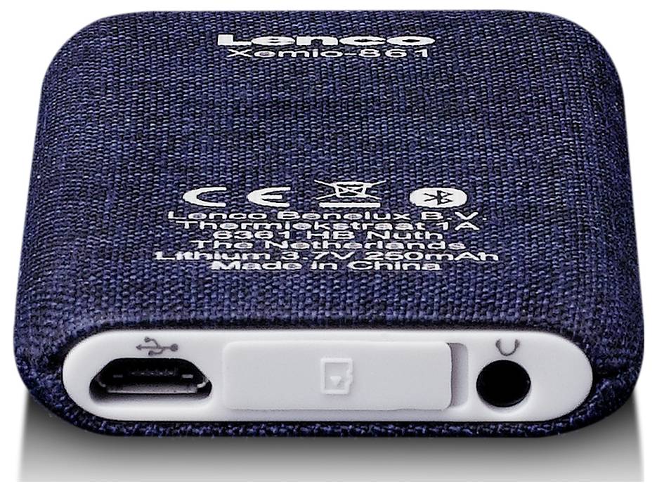 Přenosný Bluetooth reproduktor s textilním potahem, model Lenco Xemio 861. Obrázek zobrazuje zadní stranu s nabíjecím portem a popiskem.