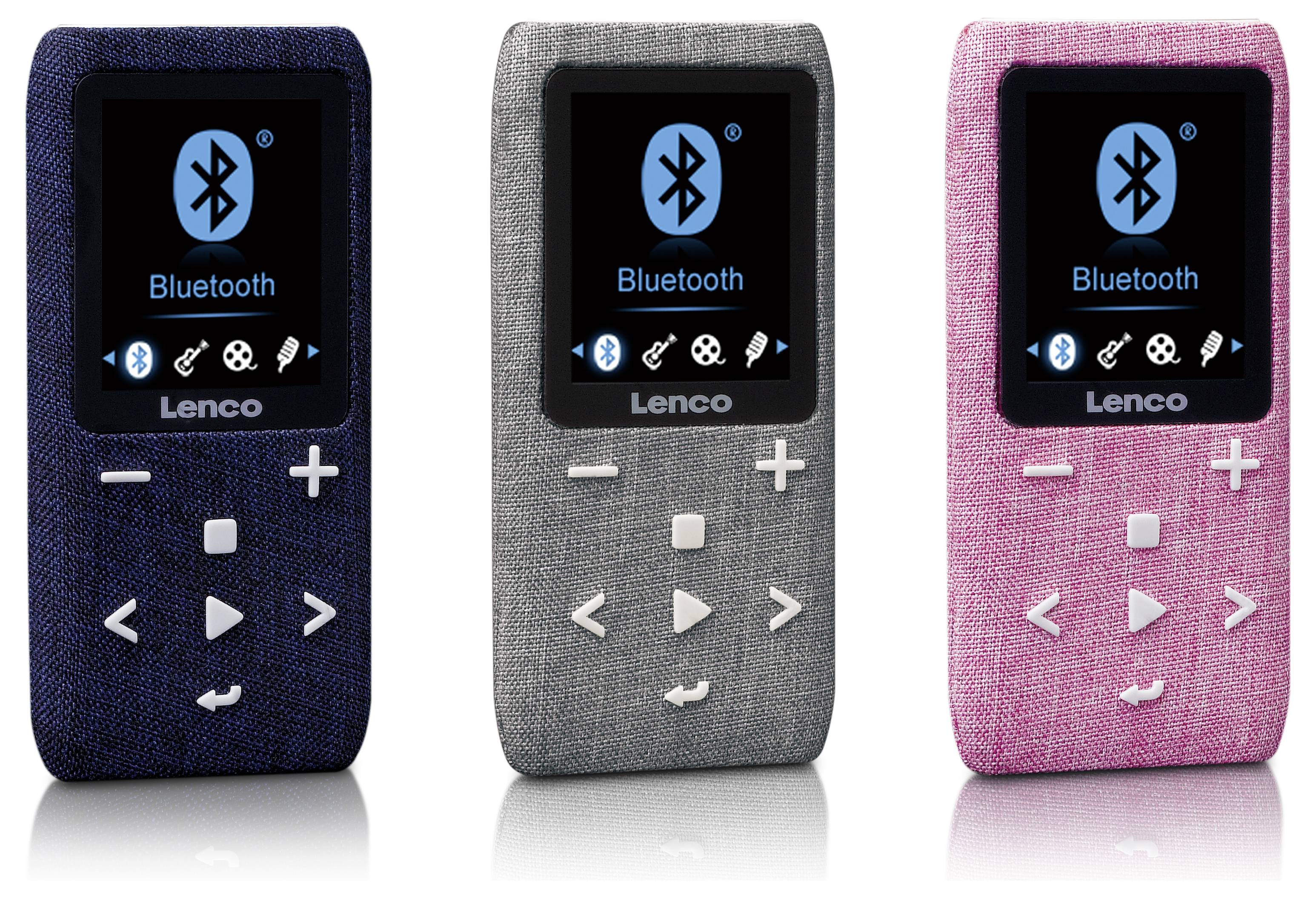 Tři přenosné hudební přehrávače v modré, šedé a růžové barvě s funkcí Bluetooth. Každý má ovládací tlačítka pod displejem a zobrazuje logo Bluetooth.
