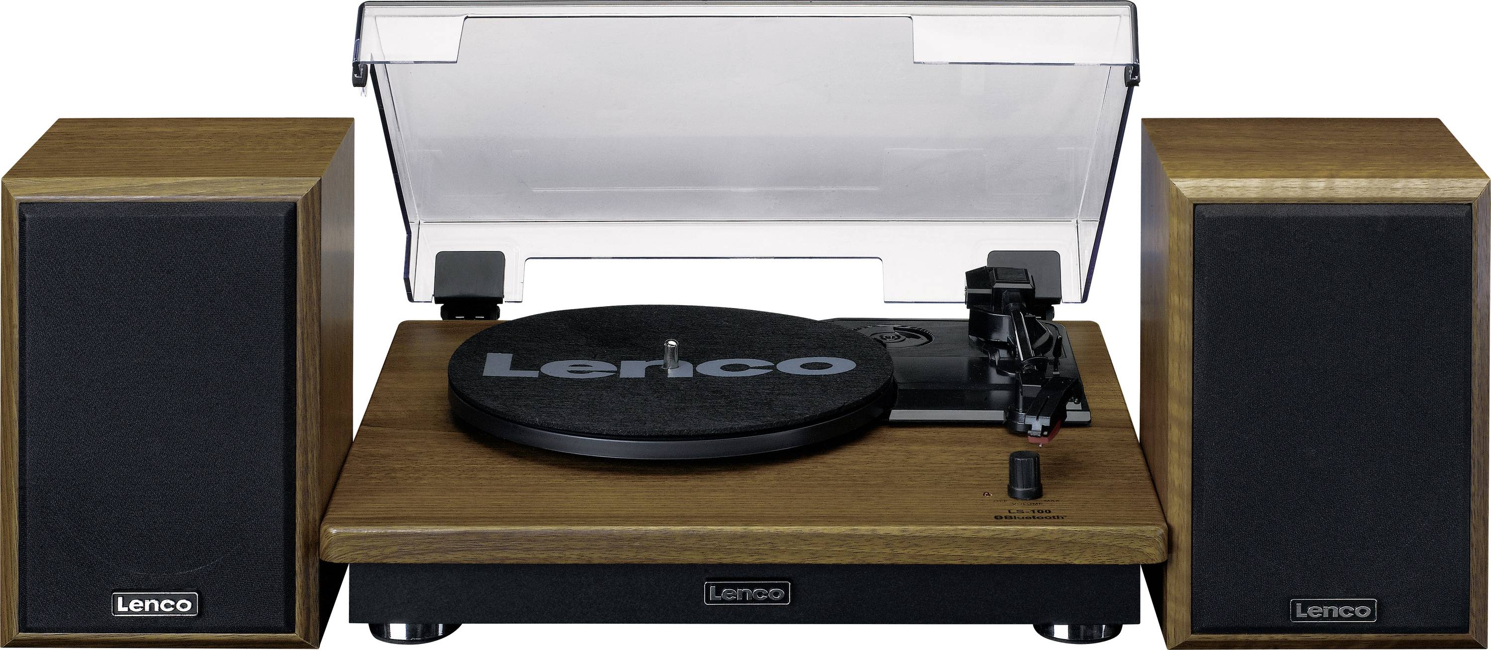 Gramofon se dřevěnou skříní uprostřed, obklopený dvěma reproduktory. Průhledný kryt je otevřený, značka 'Lenco' je viditelná na talíři.
