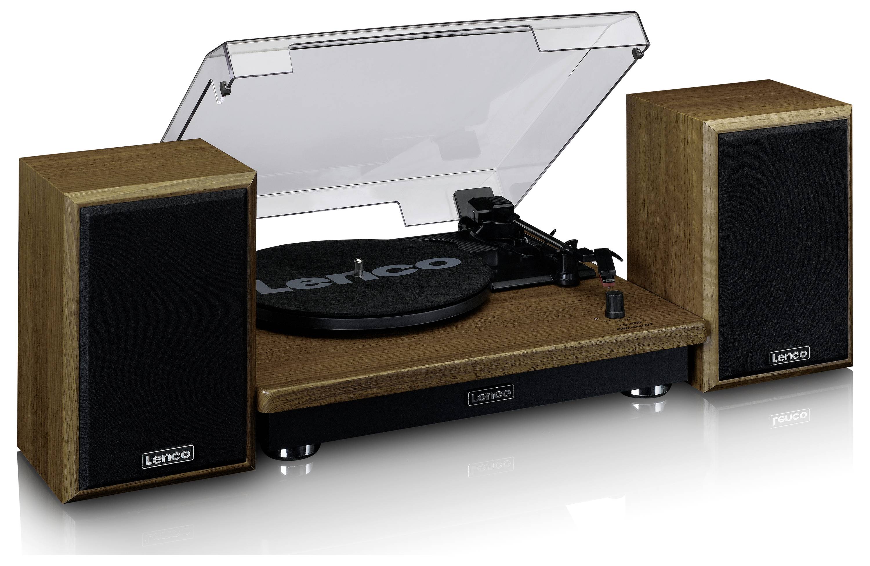 Gramofon s otevřeným krytem a dvěma reproduktory v dřevěném designu. Ovládací prvky a ozdobný rám zdůrazňují retro styl.