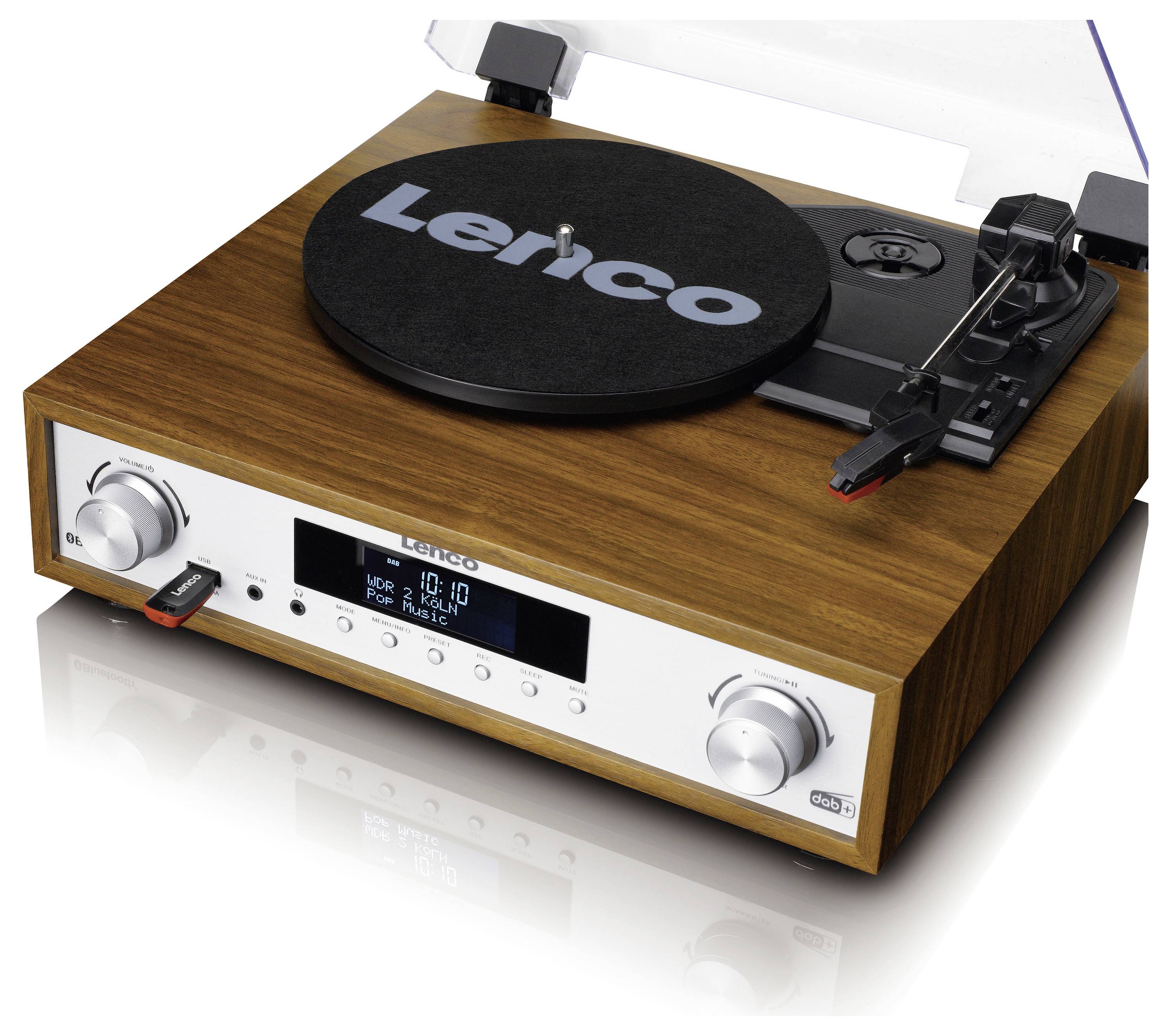Moderní gramofon ze dřeva s otevřeným krytem a integrovaným rádiem. Značka 'Lenco' je vyznačena na podložce talíře.