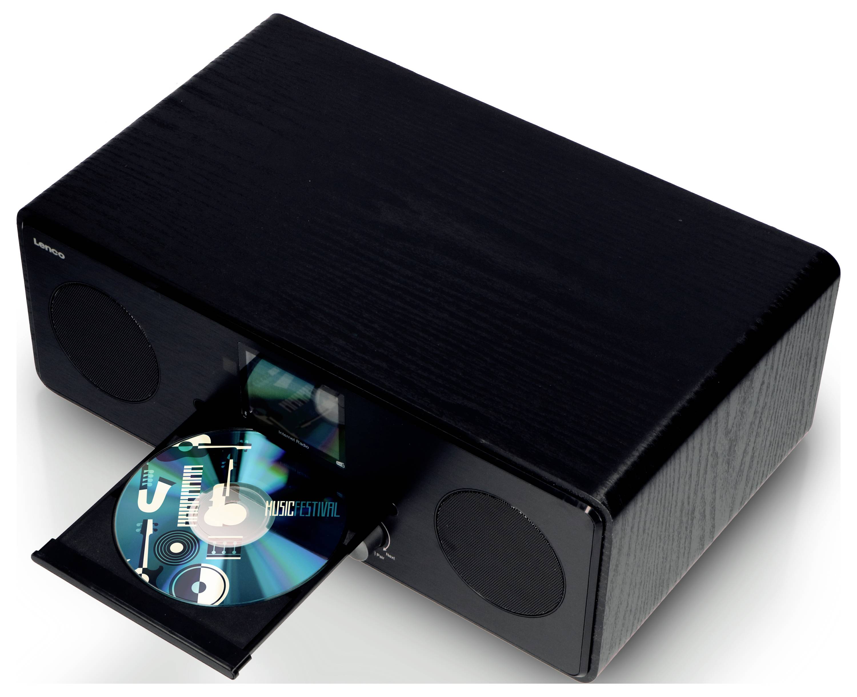 Černé CD rádio s otevřenou CD mechanikou, ve které je viditelné lesklé CD. Rádio má dva reproduktory na přední straně.