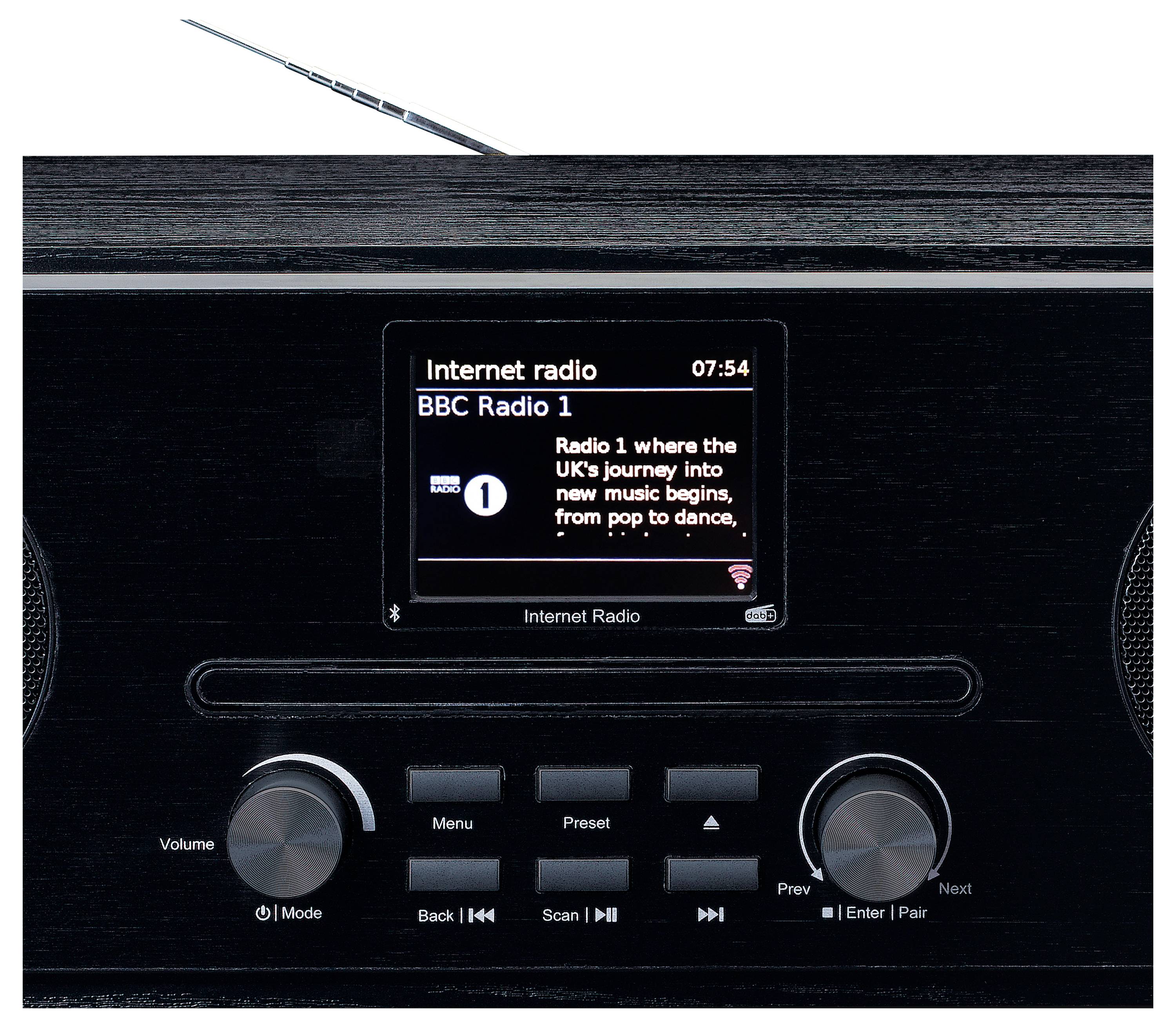 Černostříbrné internetové rádio zobrazuje na displeji 'BBC Radio 1'. Pod ním jsou ovládací prvky pro nastavení hlasitosti, módu a výběru stanice.