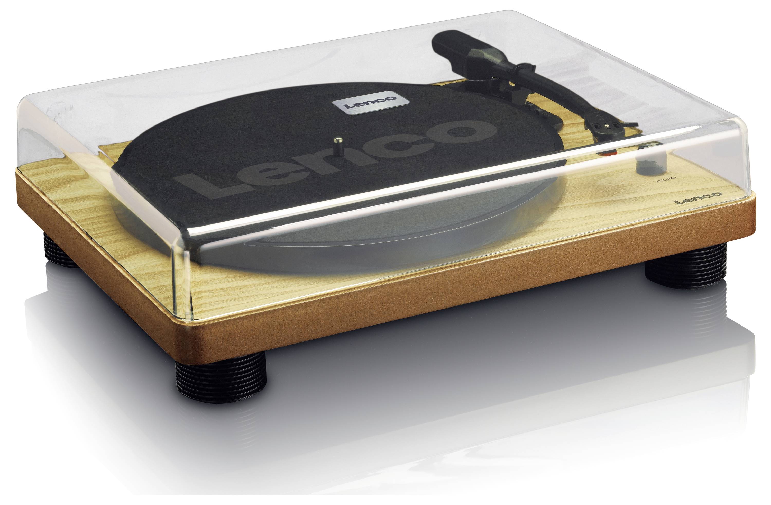 Gramofon s dřevěnou skříní a průhledným krytem. Značka 'Lenco' viditelná na krytu. Černý talíř s ramenem pro přenos zvuku.
