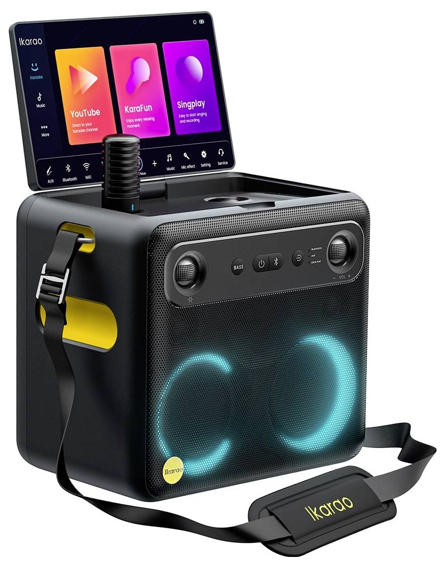 Přenosný Bluetooth reproduktor s mikrofonem a displejem, který zobrazuje aplikace jako YouTube. Zařízení s ramenním popruhem, ideální pro karaoke.