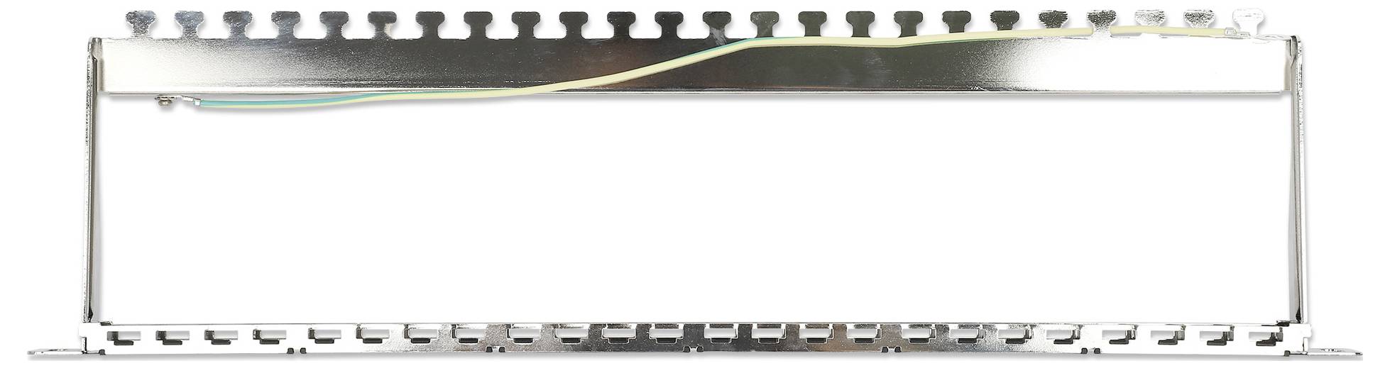 Kovový patch panel s uzemňovací lištou a kabelovými kanály pro organizaci a propojení síťových nebo telekomunikačních kabelů.