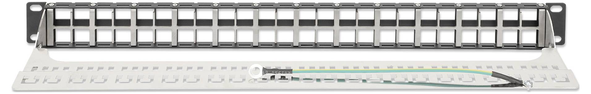 Patch panel se 24 volnými porty a zemnicí lištou před ním. Používá se k uspořádání a správě síťových připojení.