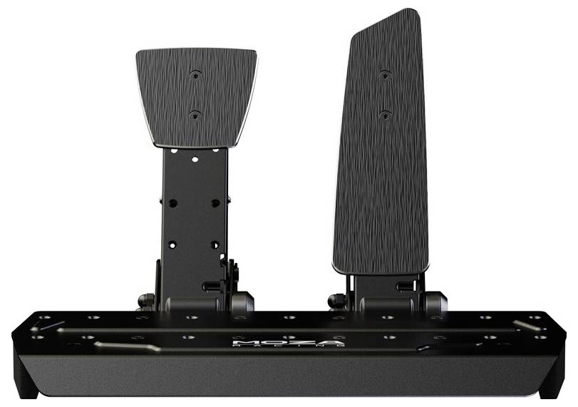 Černé kovové pedály letadlového řízení s texturovanými povrchy, namontované na základně leteckého simulátoru.