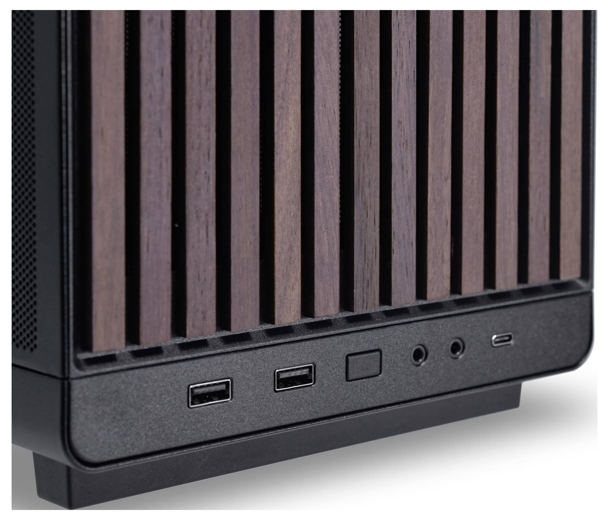 Počítačová skříň s dřevěnými prvky a několika přípojnými porty, včetně USB a audio konektorů.