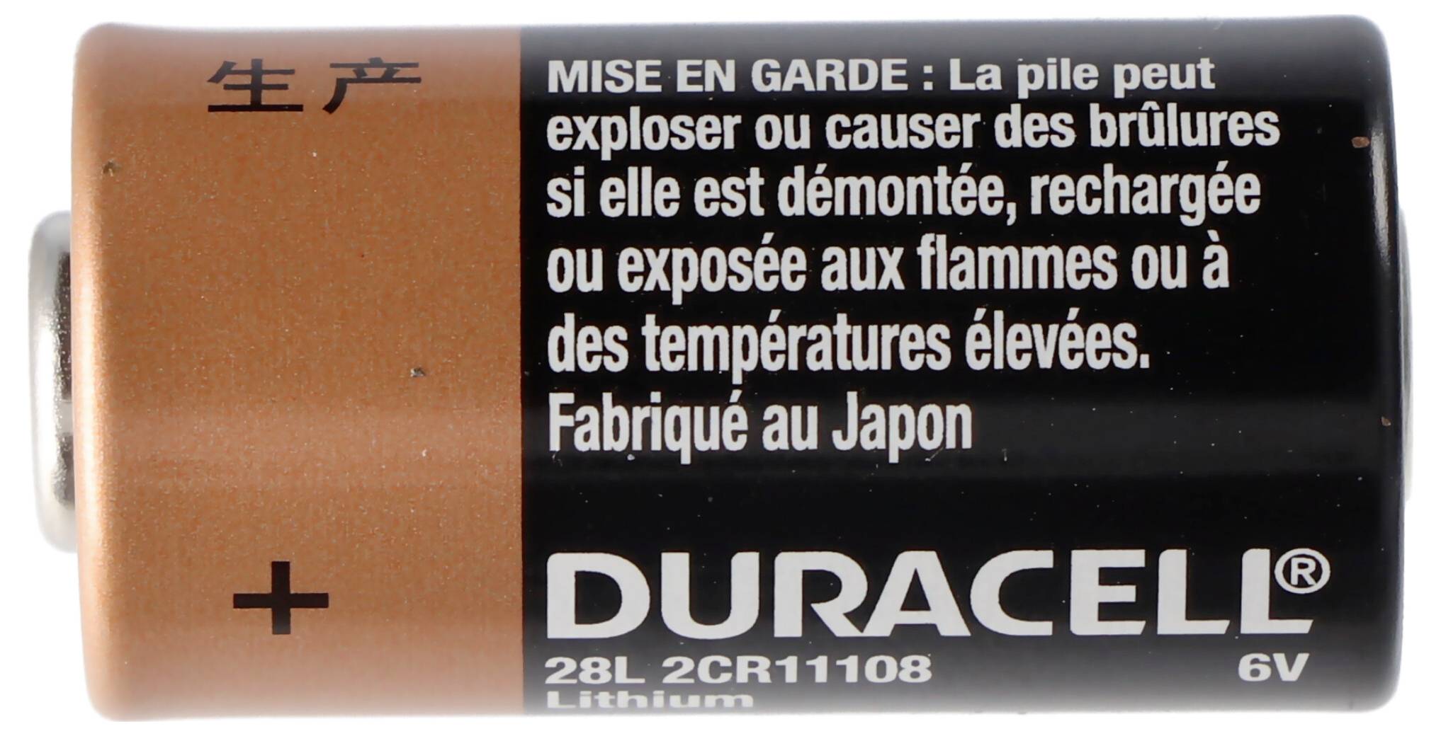 Baterie s výstražným upozorněním: 'Může explodovat nebo způsobit popáleniny, pokud se s ní zachází nesprávně.' Značka: Duracell, 6V, Vyrobeno v Japonsku.