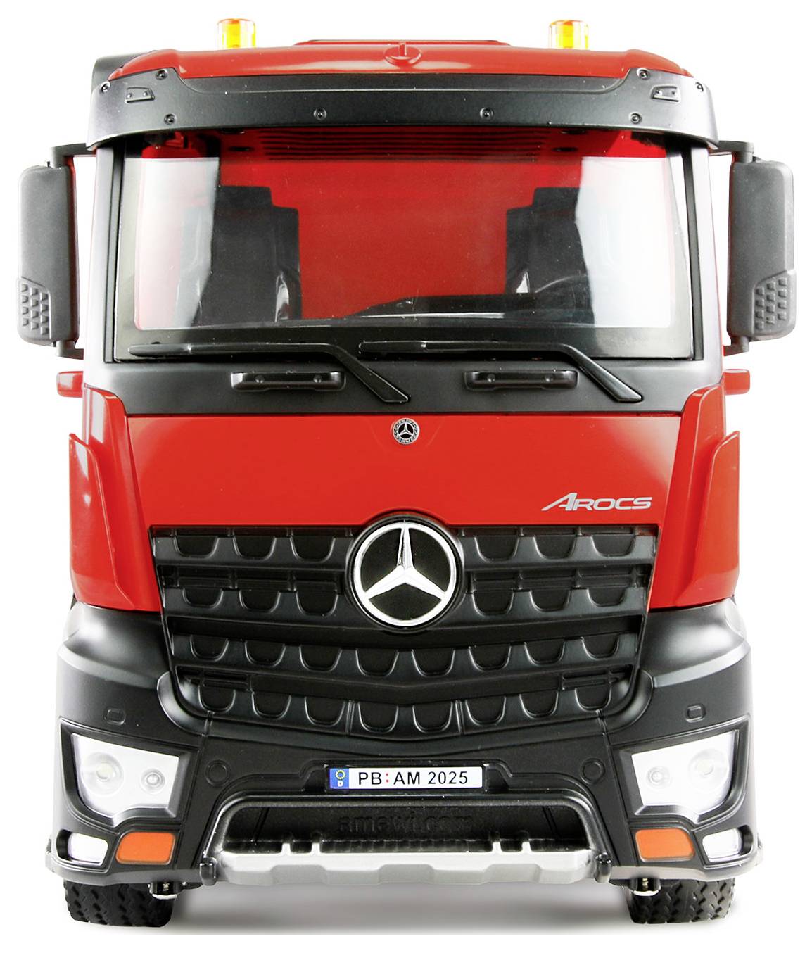Červený nákladní vůz značky Mercedes-Benz, model Arocs, pohled zepředu.
