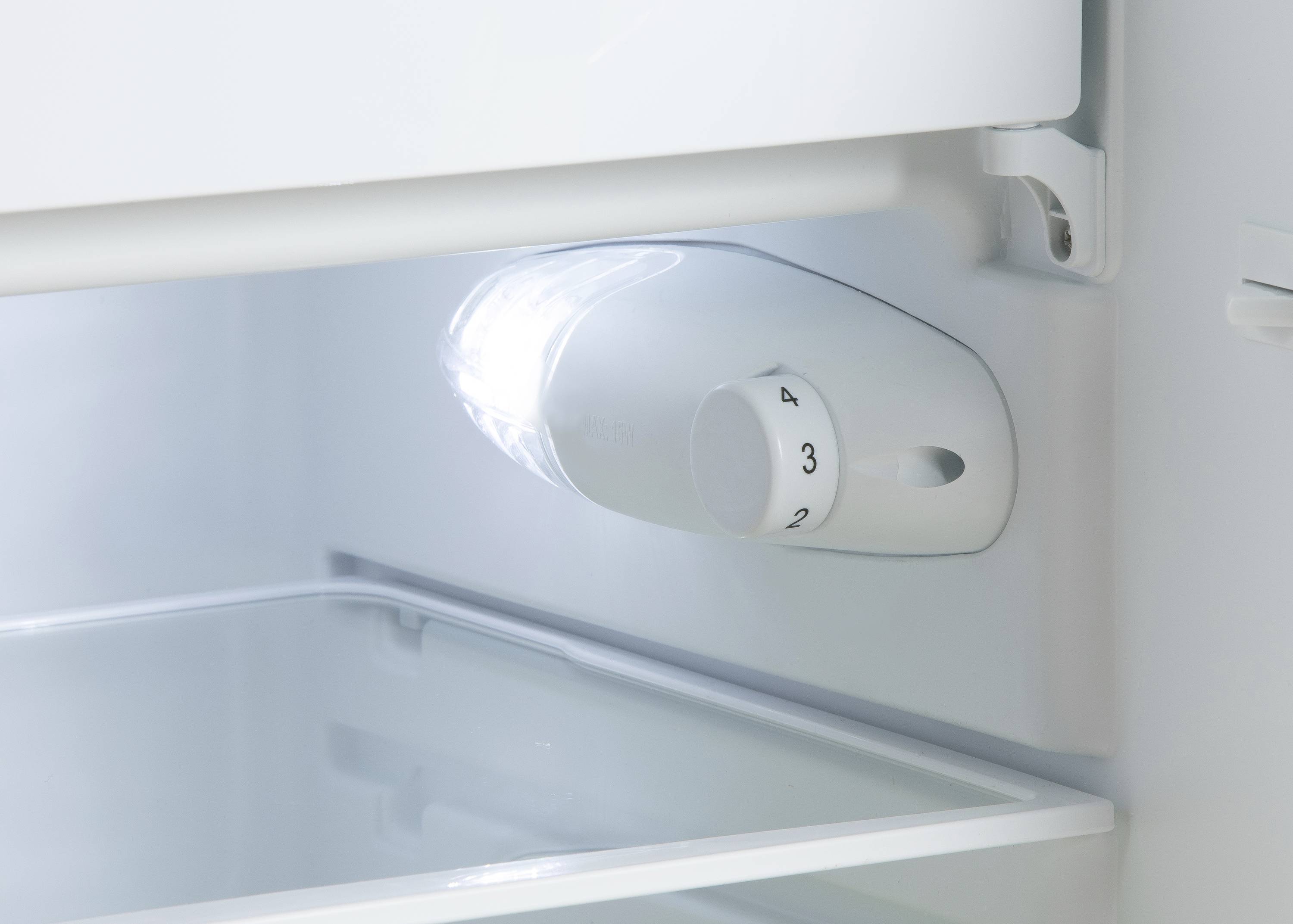 Termostat uvnitř lednice, nastavený na stupeň 3, osvětlený LED lampičkou vlevo nahoře.