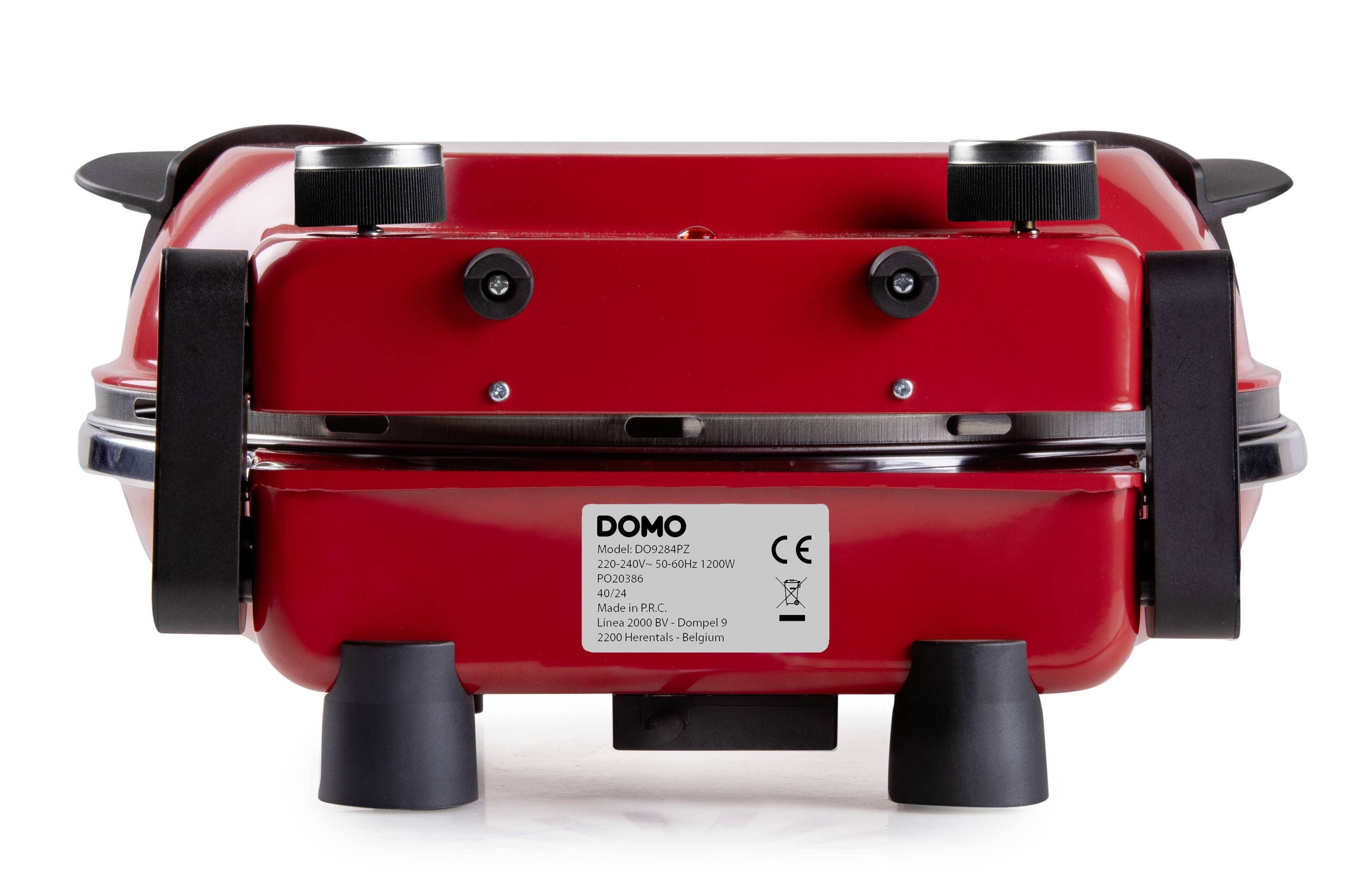 Červený přenosný elektrický gril značky DOMO, model EDH2937, umístěný na bílém povrchu. Zařízení má černé podpěrné nohy.