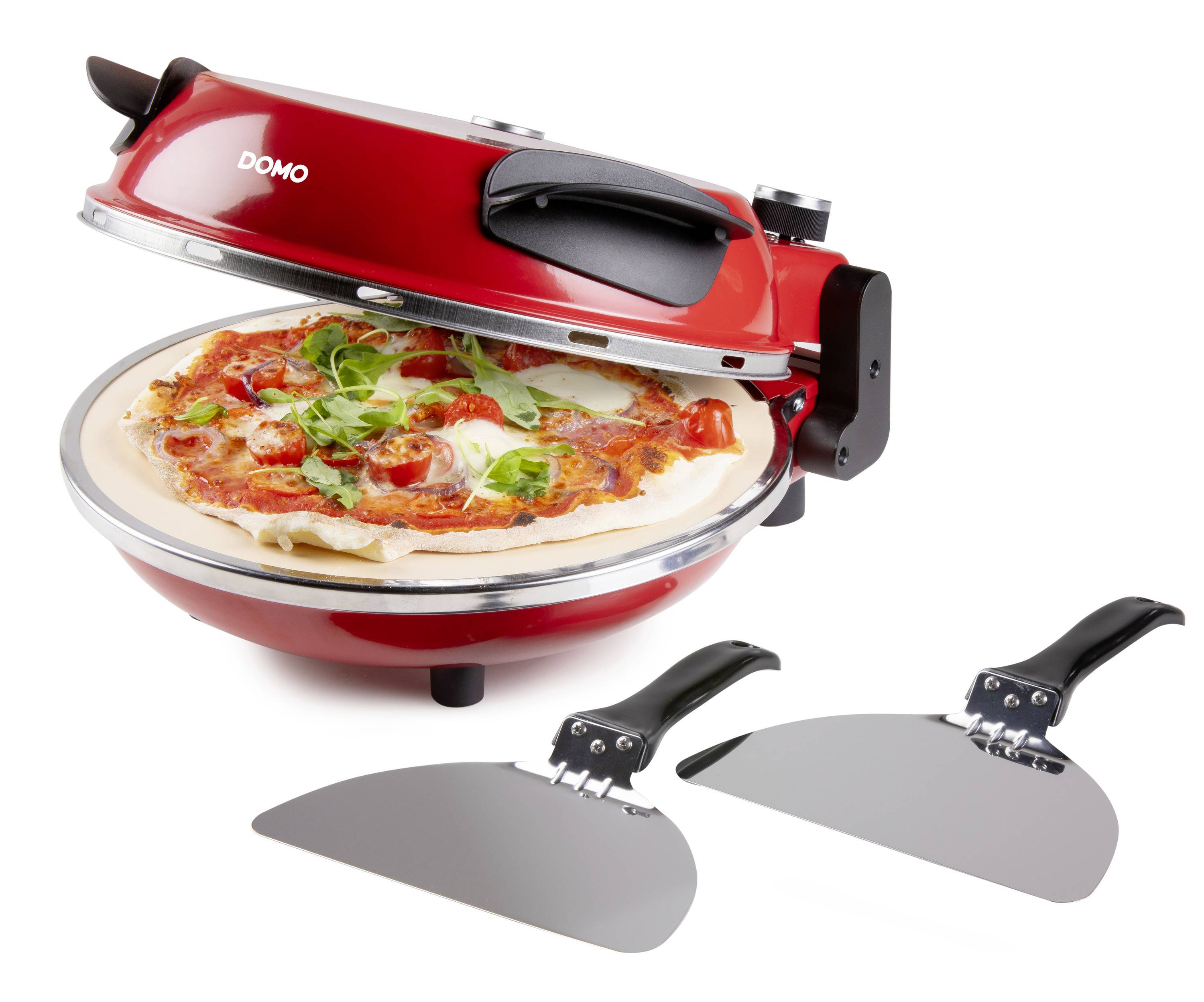 Červený výrobník pizzy s pizzou uvnitř. Vedle leží dva krájače na pizzu s černými rukojeťmi.