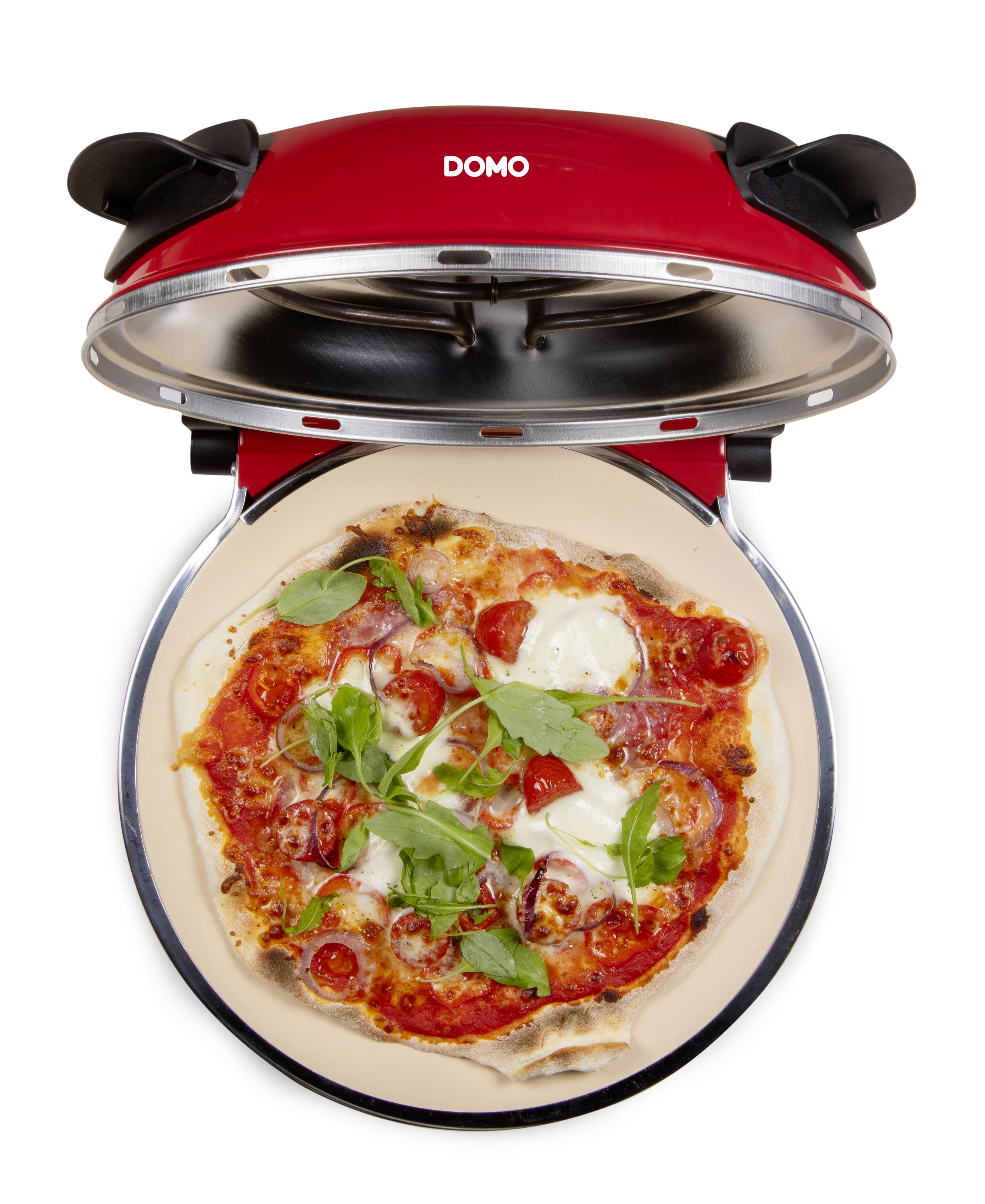 Červená pec na pizzu pohledem shora, uvnitř pizza s rajčaty, mozzarellou a rukolou.