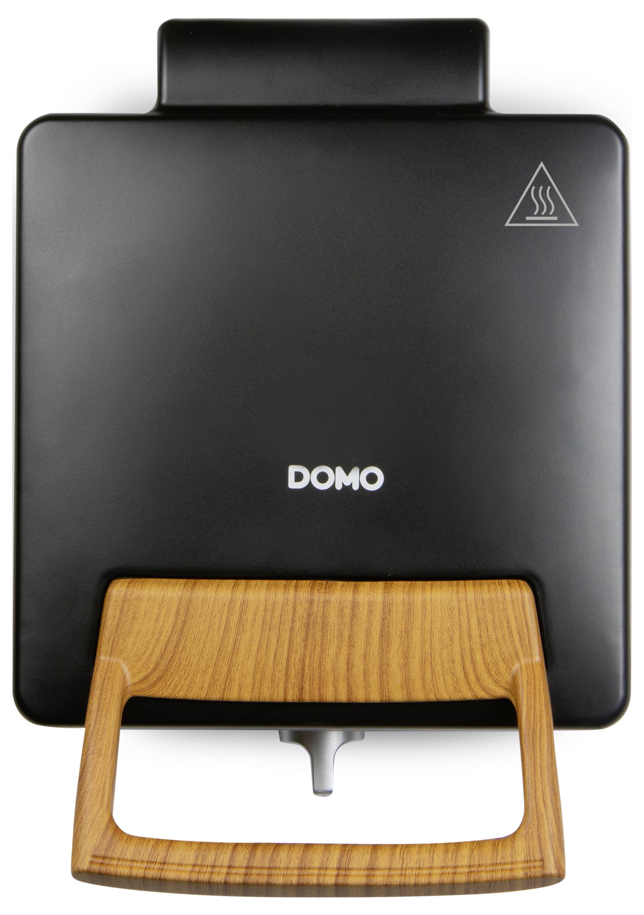 Černý sendvičovač značky Domo s rukojetí v dekoru dřeva. Nahoře trojúhelníkový symbol se třemi zvlněnými liniemi.