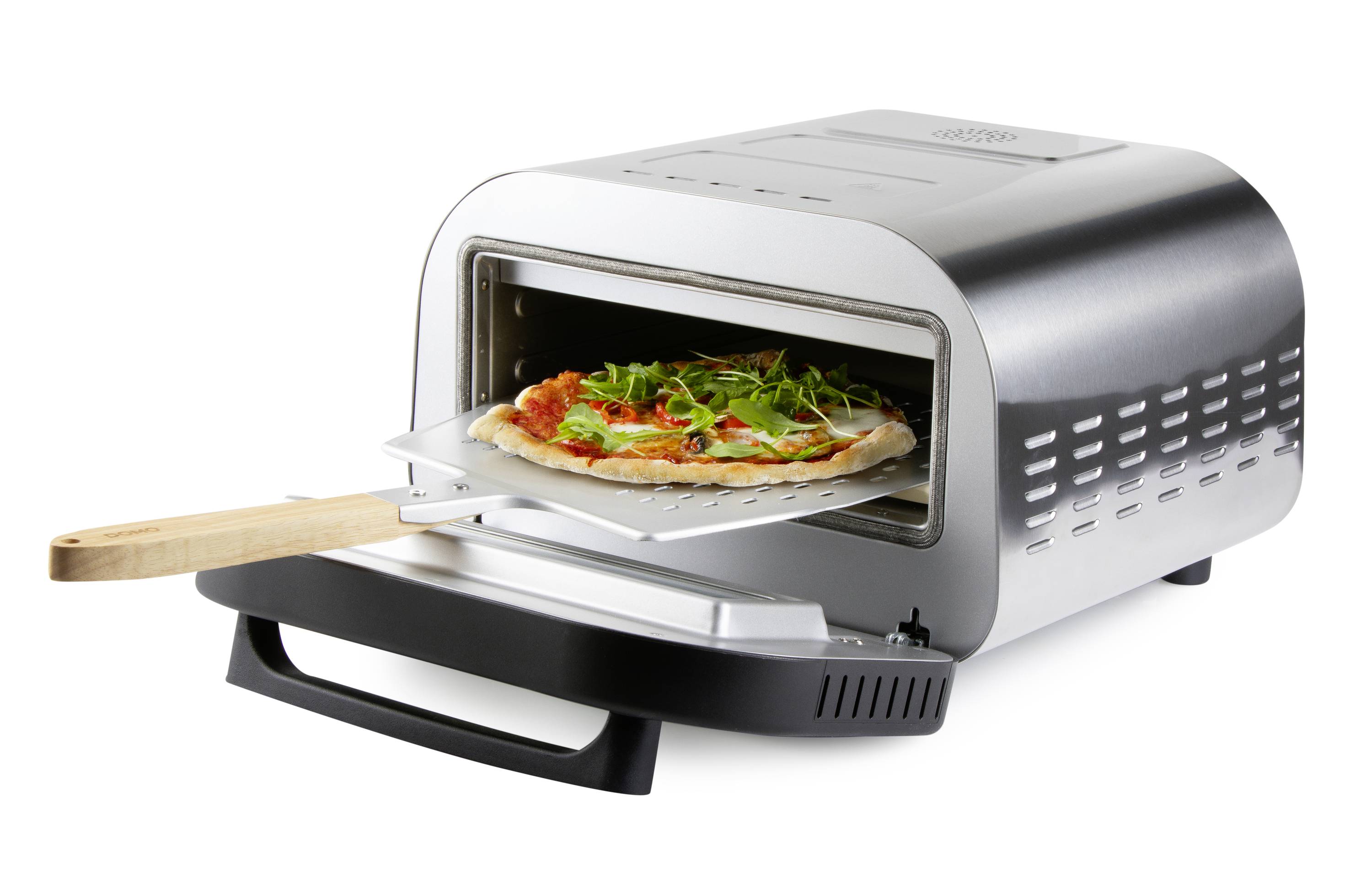 Kuchař v pizzerii peče pizzu s rajčatovou omáčkou, mozzarellou a rukolou. Pizza je zasunuta na dřevěné prkénko.