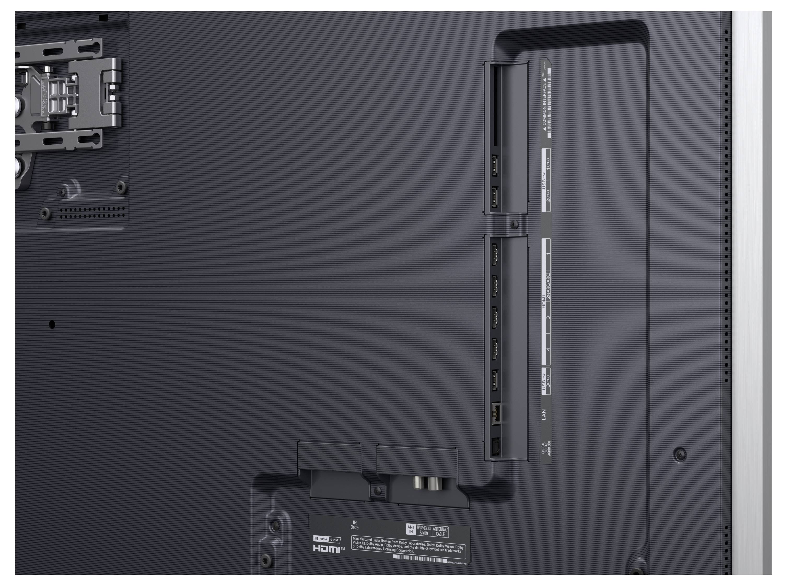 Zadní strana černého elektronického zařízení zobrazující různé vstupní porty, včetně HDMI a USB, pro připojení a multimediální možnosti.