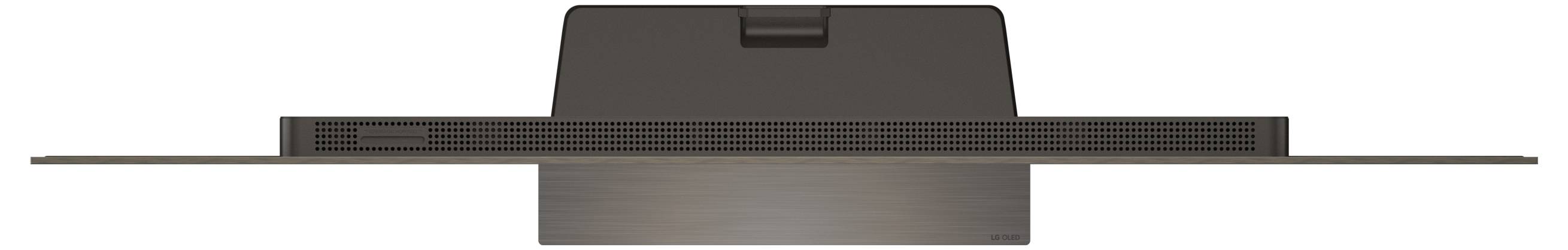 Pohled zezadu na plochý televizor umístěný na stojanu, který ukazuje štíhlý a elegantní design s vodorovným větracím otvorem v dolní části pro zajištění ventilace.