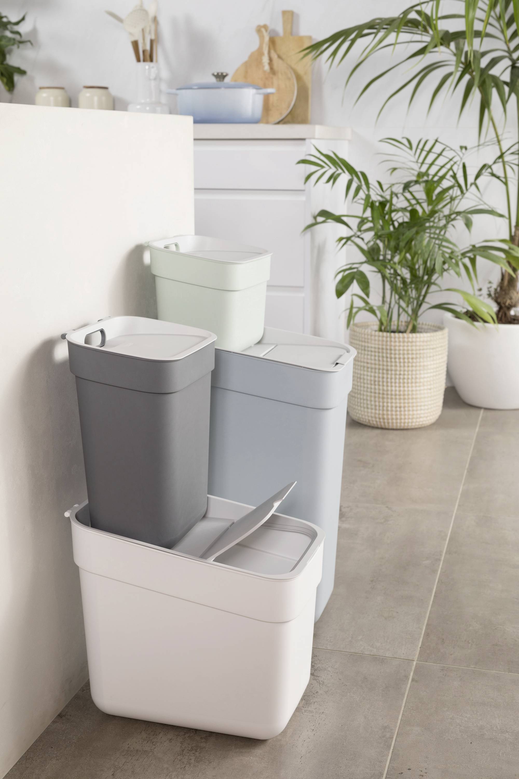 Curver 252105 252105 odpadkový koš, recyklovaný plast, bílá, s držákem na stěnu, 1 ks-1