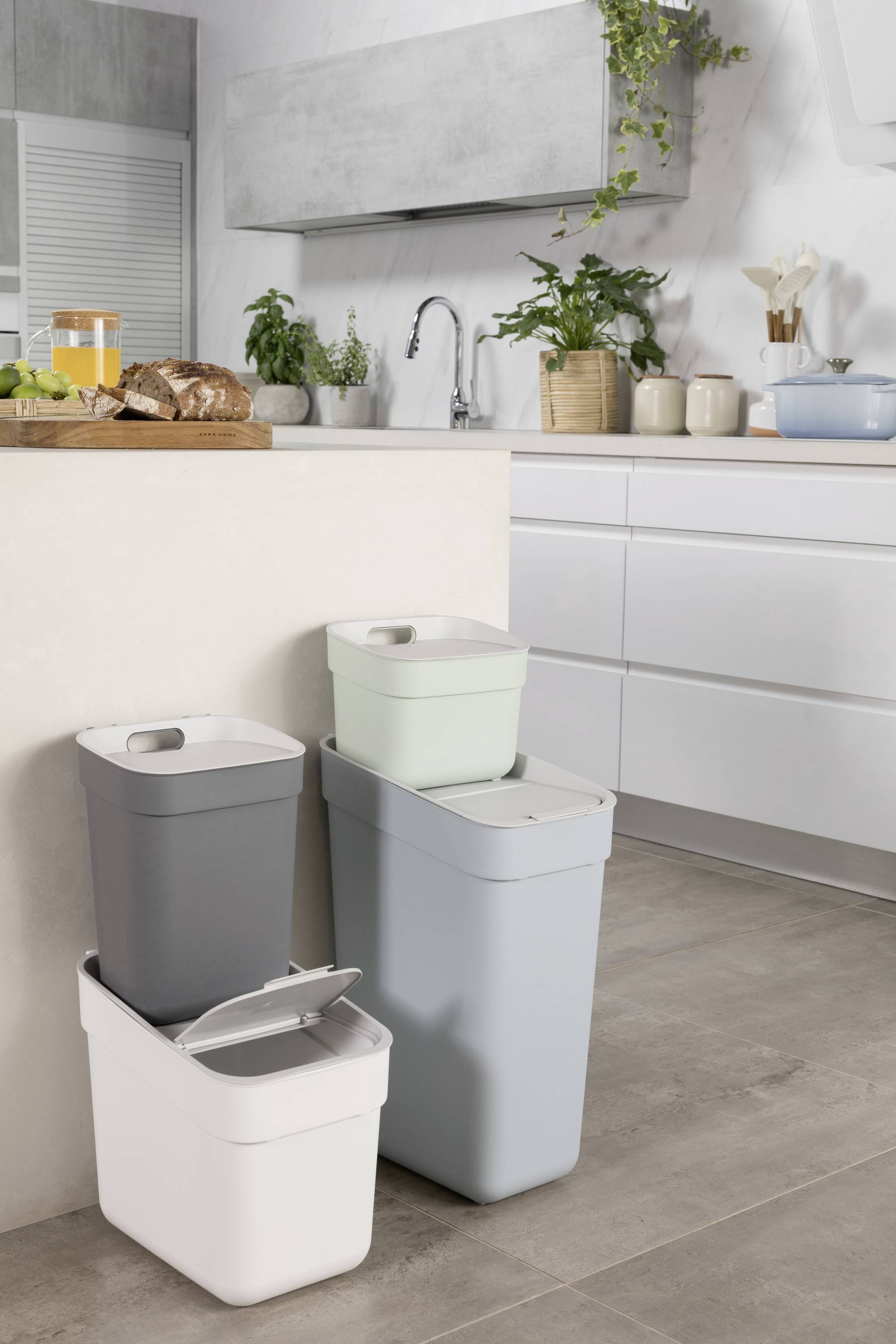 Curver 252105 252105 odpadkový koš, recyklovaný plast, bílá, s držákem na stěnu, 1 ks-2